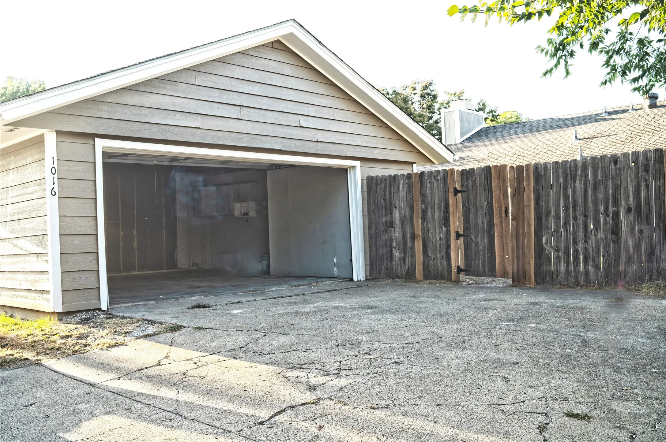 Single Family Residence For Sale in Dallas County , 1016 Barclay Drive, Mesquite, Texas 75149, 3 Bedroom, 2 Bathroom, 2 Garage spaces, 1,318 Sqft, built in 1983, mls#21385584, Real Estate Agent in Mesquite, Homes For Sale in Dallas county, Homes For Sale in Mesquite, Realtor in Mesquite Texas, Real Estate Brokerage Independent Realty Texas, Luminita Cordes Realtor