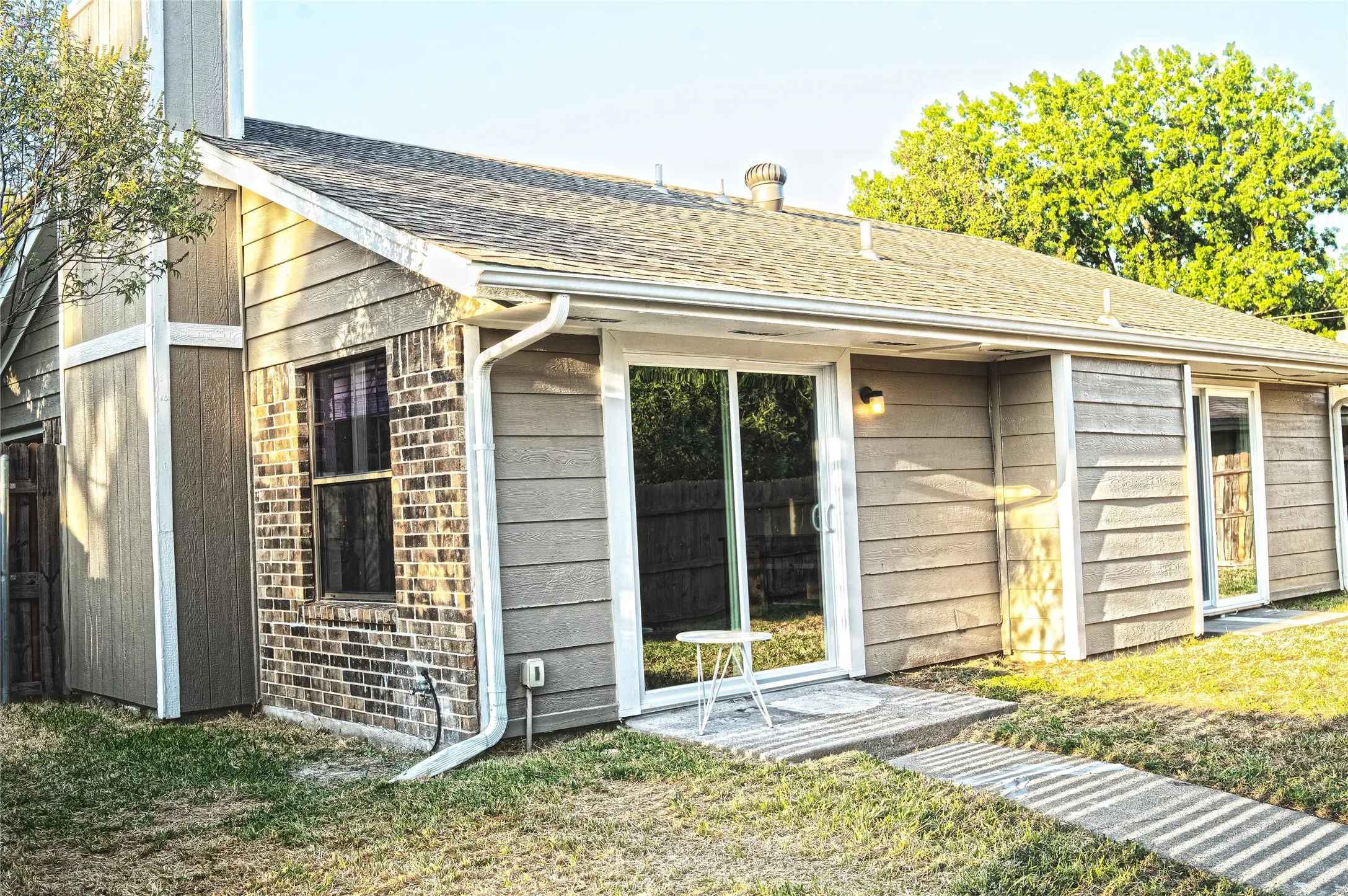 Single Family Residence For Sale in Dallas County , 1016 Barclay Drive, Mesquite, Texas 75149, 3 Bedroom, 2 Bathroom, 2 Garage spaces, 1,318 Sqft, built in 1983, mls#21385584, Real Estate Agent in Mesquite, Homes For Sale in Dallas county, Homes For Sale in Mesquite, Realtor in Mesquite Texas, Real Estate Brokerage Independent Realty Texas, Luminita Cordes Realtor