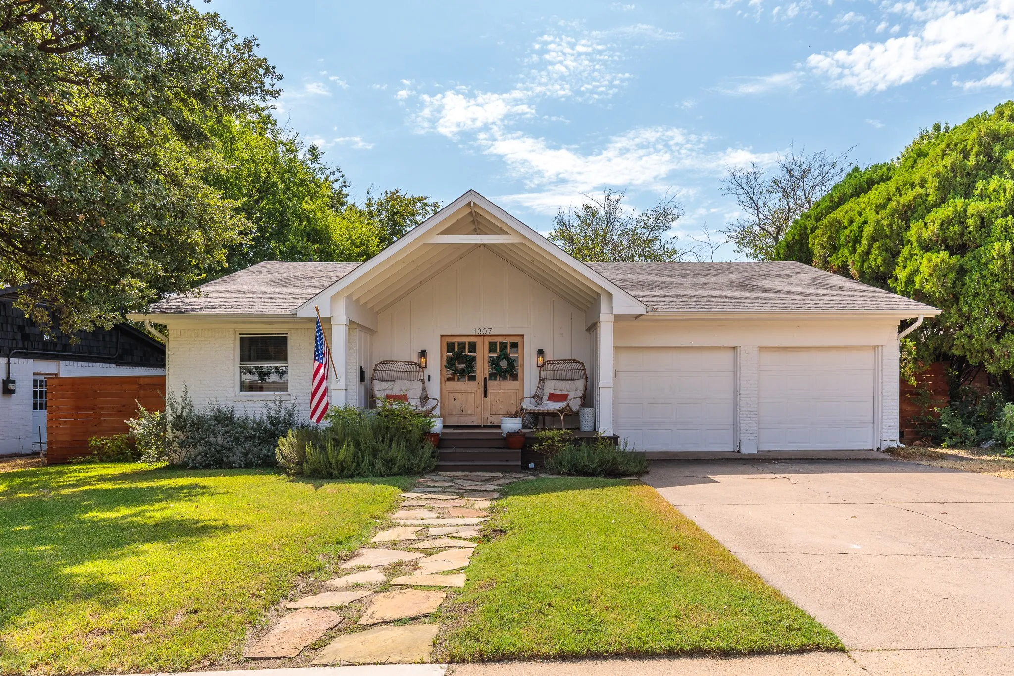 Single Family Residence For Sale in Dallas County , 1307 Magnolia Drive, Richardson, Texas 75080, 3 Bedroom, 2 Bathroom, 2 Garage spaces, 1,308 Sqft, built in 1959, mls#21384508, Real Estate Agent in Richardson, Homes For Sale in Dallas county, Homes For Sale in Richardson, Realtor in Richardson Texas, Real Estate Brokerage Independent Realty Texas, Luminita Cordes Realtor
