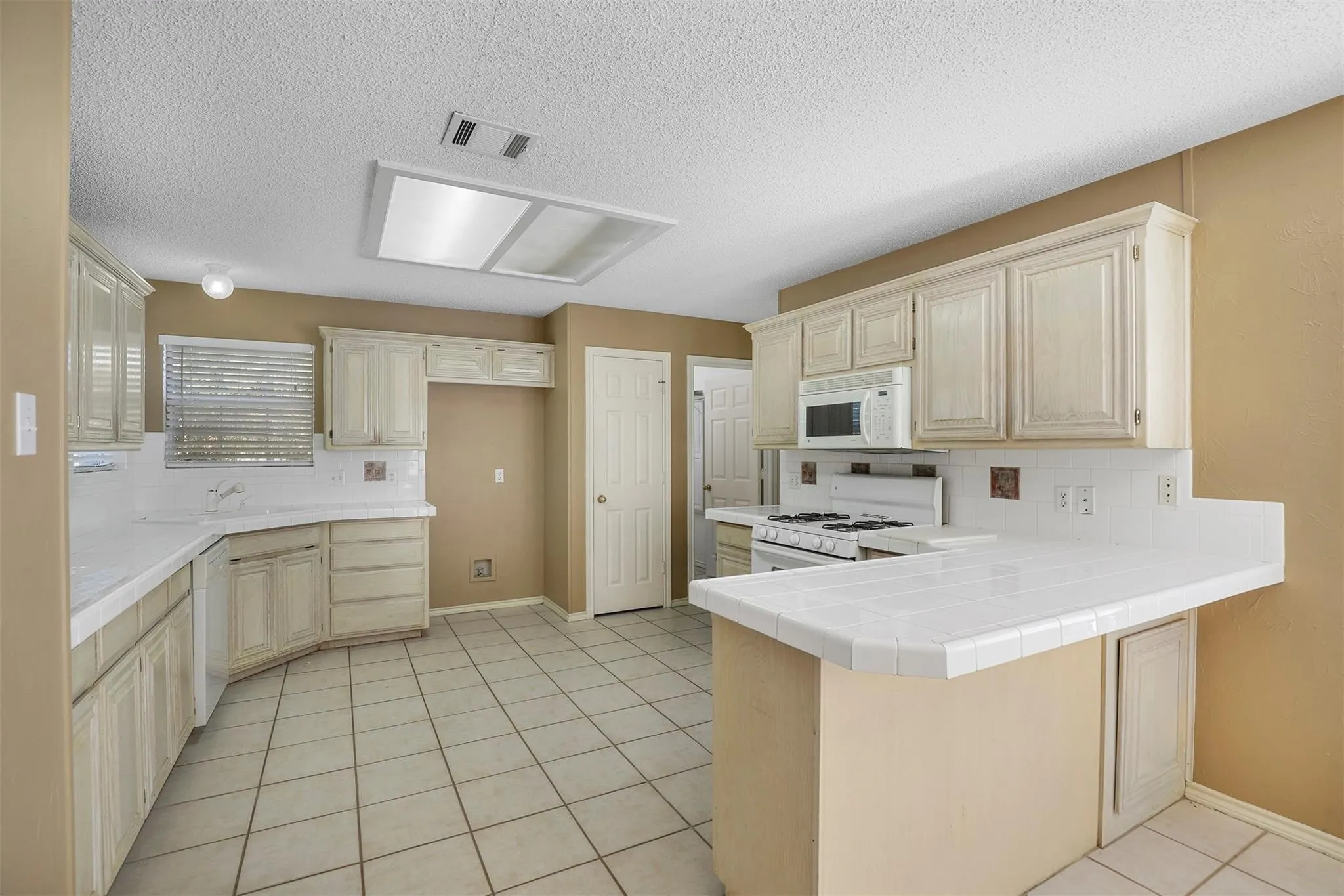Single Family Residence For Rent in Tarrant County , 3040 Flamingo Circle, Southlake, Texas 76092, 3 Bedroom, 2 Bathroom, 2 Garage spaces, 1,816 Sqft, built in 1992, mls#21385619, Real Estate Agent in Southlake, Homes For Rent in Tarrant county, Homes For Rent in Southlake, Realtor in Southlake Texas, Real Estate Brokerage Independent Realty Texas, Luminita Cordes Realtor