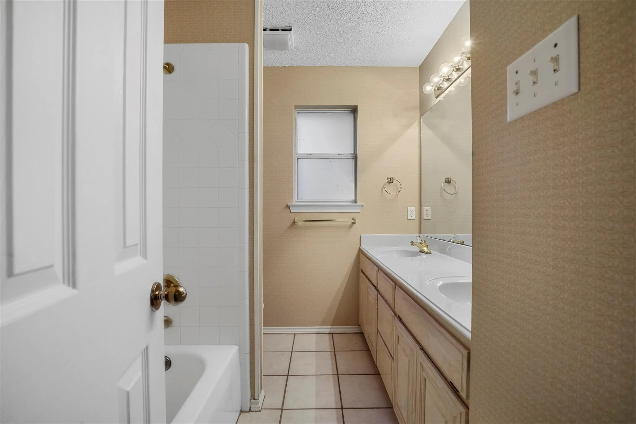 Single Family Residence For Rent in Tarrant County , 3040 Flamingo Circle, Southlake, Texas 76092, 3 Bedroom, 2 Bathroom, 2 Garage spaces, 1,816 Sqft, built in 1992, mls#21385619, Real Estate Agent in Southlake, Homes For Rent in Tarrant county, Homes For Rent in Southlake, Realtor in Southlake Texas, Real Estate Brokerage Independent Realty Texas, Luminita Cordes Realtor