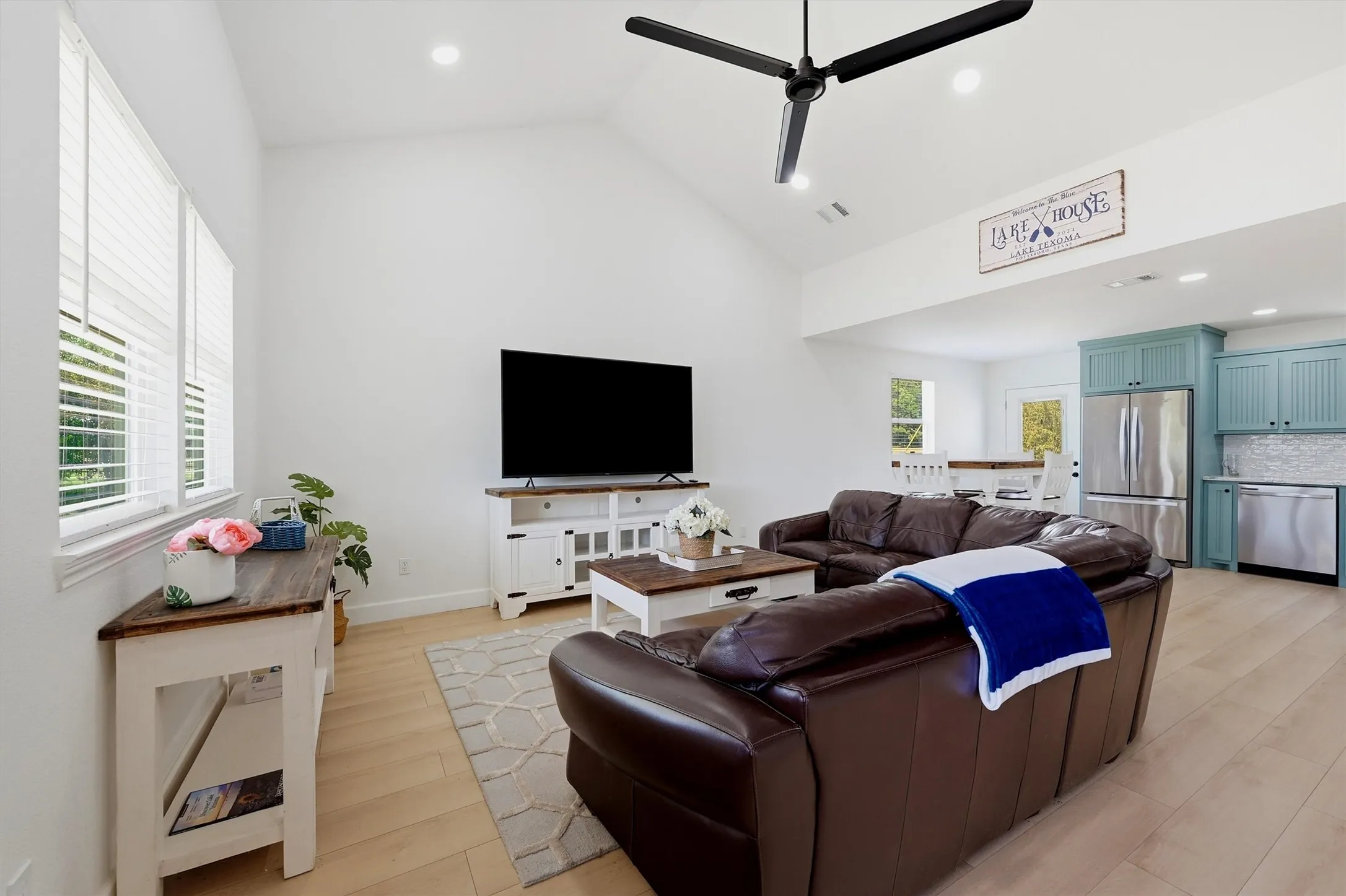 Vaulted ceiling with recessed lighting and a ceiling fan