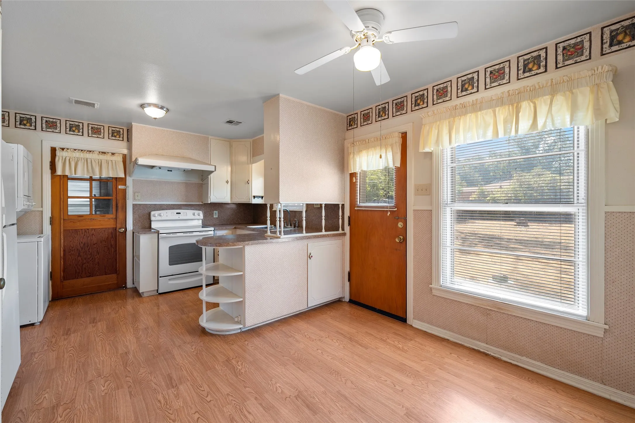 Single Family Residence For Sale in Mc Lennan County , 1336 Sunset Street, Waco, Texas 76710, 3 Bedroom, 1 Bathroom, 1 Garage spaces, 1,319 Sqft, built in 1952, mls#21385495, Real Estate Agent in Waco, Homes For Sale in Mc Lennan county, Homes For Sale in Waco, Realtor in Waco Texas, Real Estate Brokerage Independent Realty Texas, Luminita Cordes Realtor