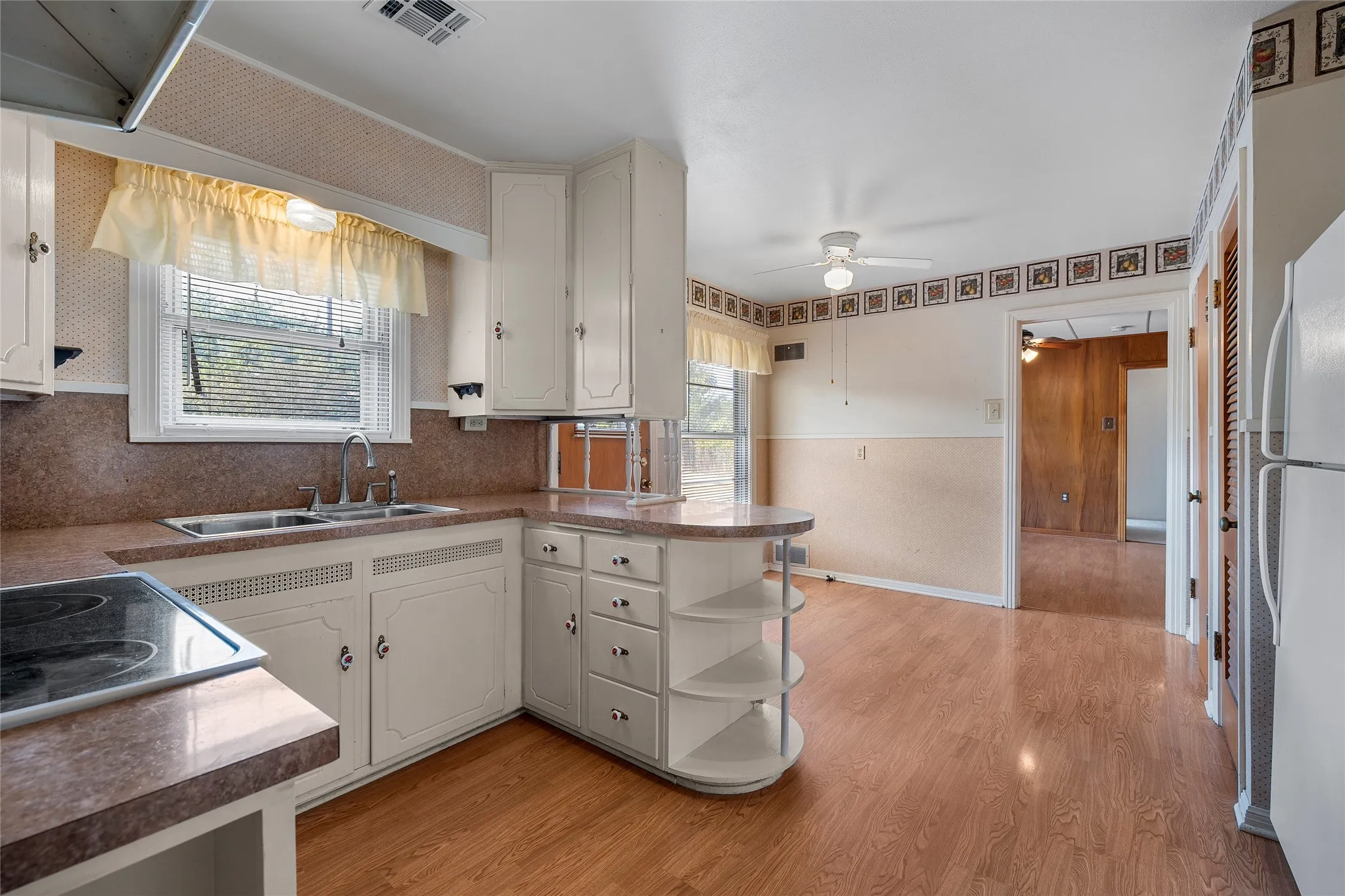 Single Family Residence For Sale in Mc Lennan County , 1336 Sunset Street, Waco, Texas 76710, 3 Bedroom, 1 Bathroom, 1 Garage spaces, 1,319 Sqft, built in 1952, mls#21385495, Real Estate Agent in Waco, Homes For Sale in Mc Lennan county, Homes For Sale in Waco, Realtor in Waco Texas, Real Estate Brokerage Independent Realty Texas, Luminita Cordes Realtor
