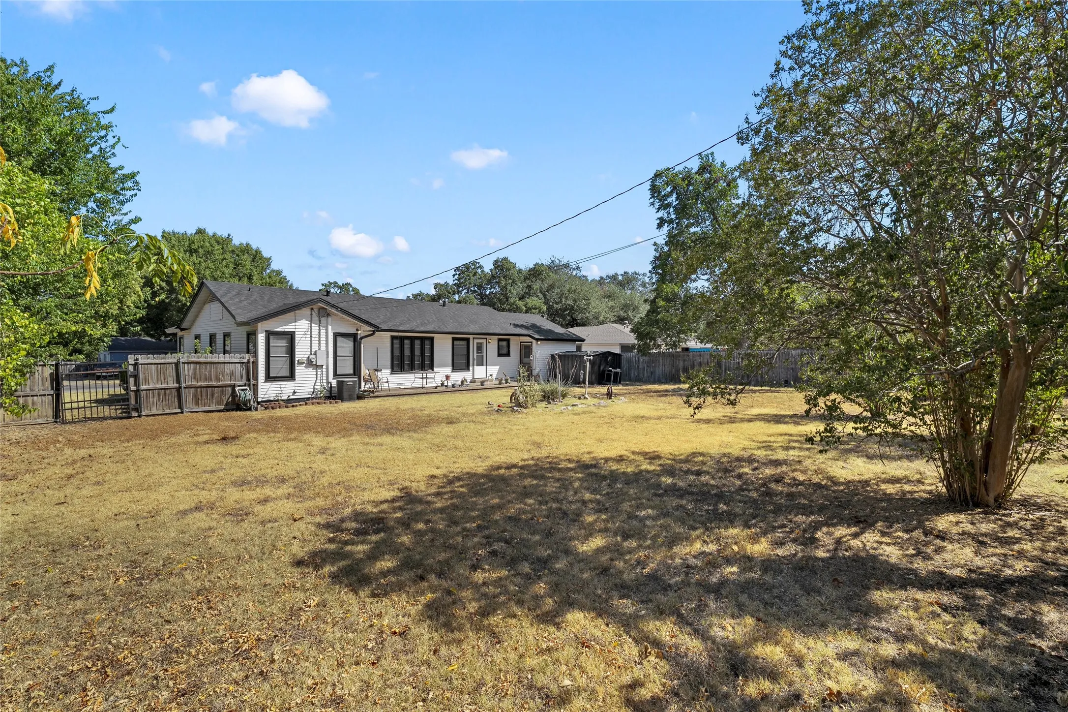 Single Family Residence For Sale in Mc Lennan County , 1336 Sunset Street, Waco, Texas 76710, 3 Bedroom, 1 Bathroom, 1 Garage spaces, 1,319 Sqft, built in 1952, mls#21385495, Real Estate Agent in Waco, Homes For Sale in Mc Lennan county, Homes For Sale in Waco, Realtor in Waco Texas, Real Estate Brokerage Independent Realty Texas, Luminita Cordes Realtor