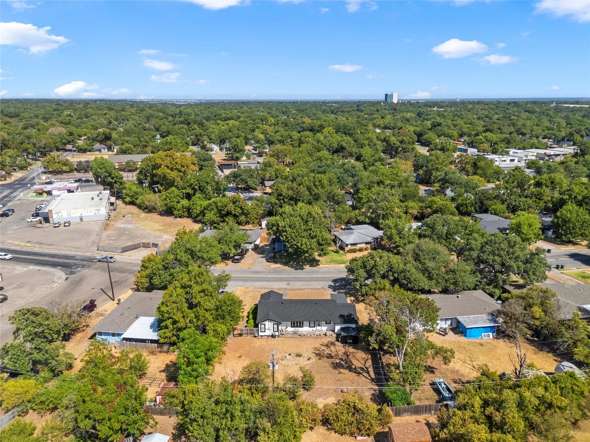 Single Family Residence For Sale in Mc Lennan County , 1336 Sunset Street, Waco, Texas 76710, 3 Bedroom, 1 Bathroom, 1 Garage spaces, 1,319 Sqft, built in 1952, mls#21385495, Real Estate Agent in Waco, Homes For Sale in Mc Lennan county, Homes For Sale in Waco, Realtor in Waco Texas, Real Estate Brokerage Independent Realty Texas, Luminita Cordes Realtor