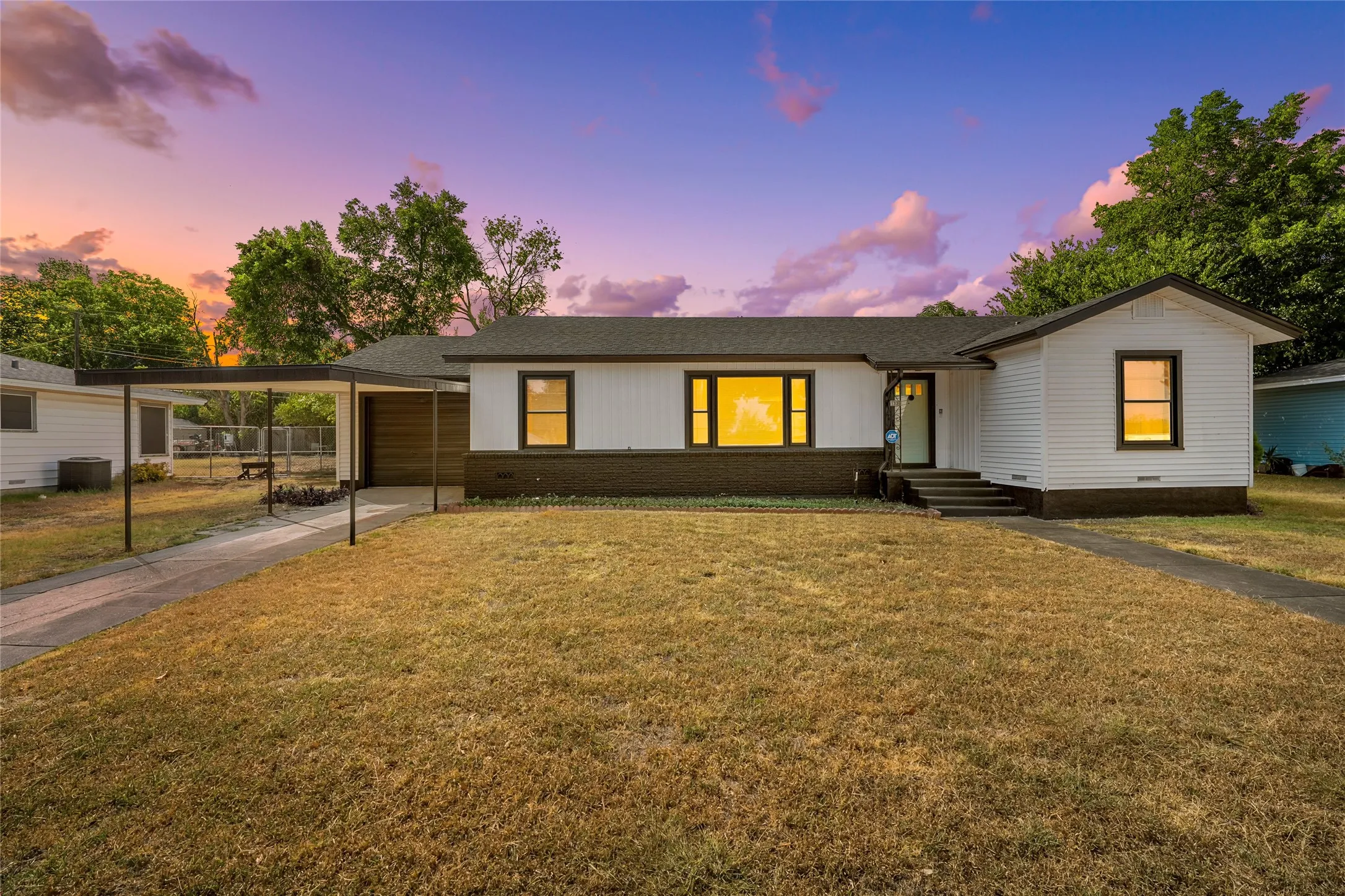 Single Family Residence For Sale in Mc Lennan County , 1336 Sunset Street, Waco, Texas 76710, 3 Bedroom, 1 Bathroom, 1 Garage spaces, 1,319 Sqft, built in 1952, mls#21385495, Real Estate Agent in Waco, Homes For Sale in Mc Lennan county, Homes For Sale in Waco, Realtor in Waco Texas, Real Estate Brokerage Independent Realty Texas, Luminita Cordes Realtor