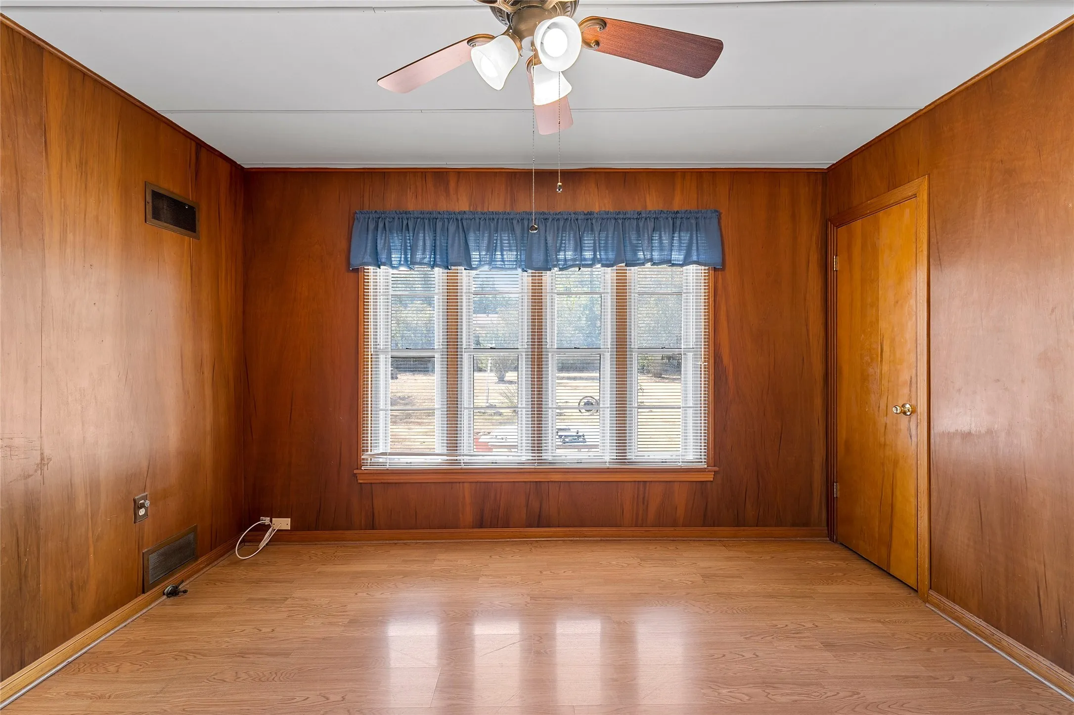 Single Family Residence For Sale in Mc Lennan County , 1336 Sunset Street, Waco, Texas 76710, 3 Bedroom, 1 Bathroom, 1 Garage spaces, 1,319 Sqft, built in 1952, mls#21385495, Real Estate Agent in Waco, Homes For Sale in Mc Lennan county, Homes For Sale in Waco, Realtor in Waco Texas, Real Estate Brokerage Independent Realty Texas, Luminita Cordes Realtor