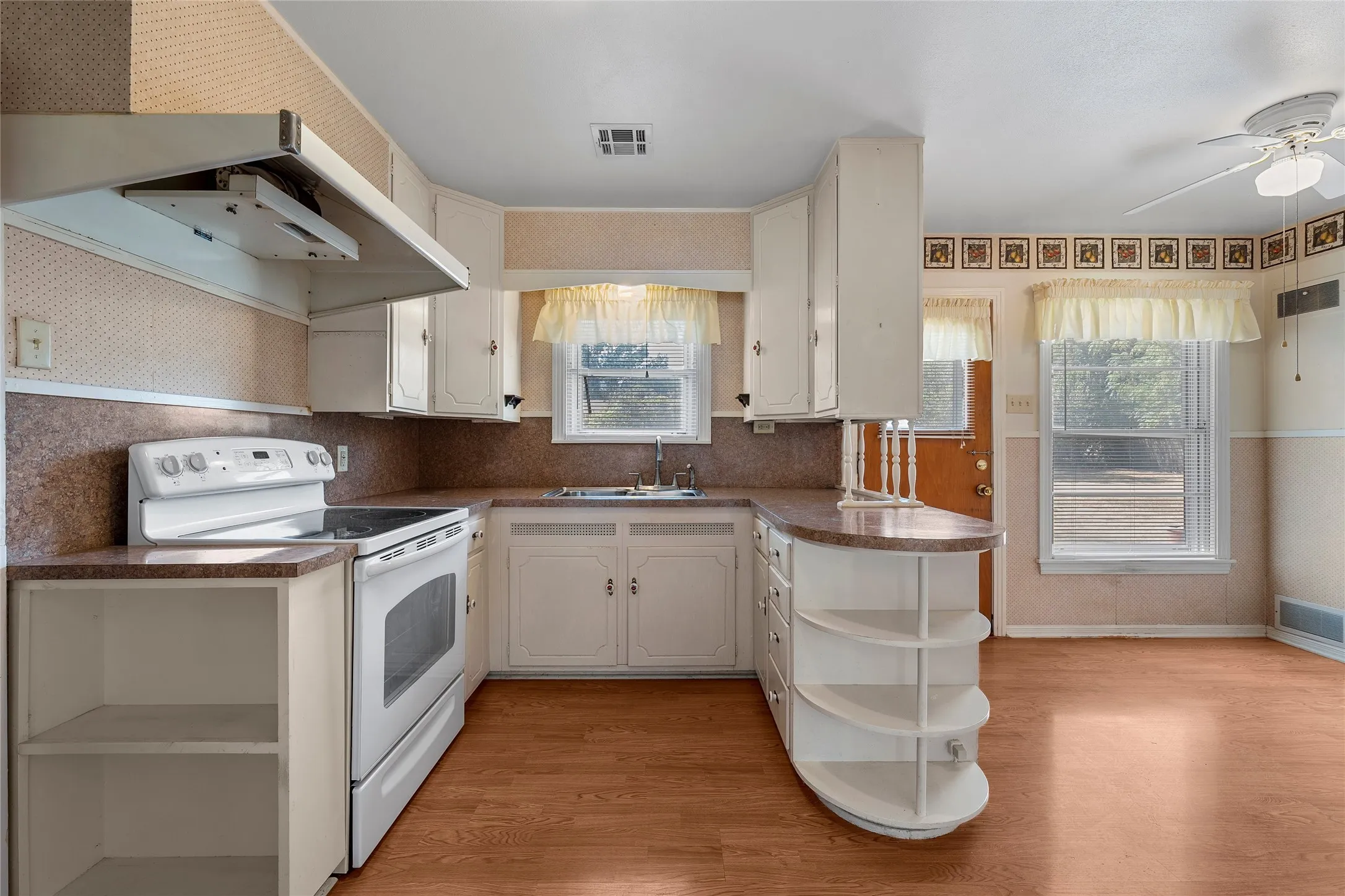 Single Family Residence For Sale in Mc Lennan County , 1336 Sunset Street, Waco, Texas 76710, 3 Bedroom, 1 Bathroom, 1 Garage spaces, 1,319 Sqft, built in 1952, mls#21385495, Real Estate Agent in Waco, Homes For Sale in Mc Lennan county, Homes For Sale in Waco, Realtor in Waco Texas, Real Estate Brokerage Independent Realty Texas, Luminita Cordes Realtor