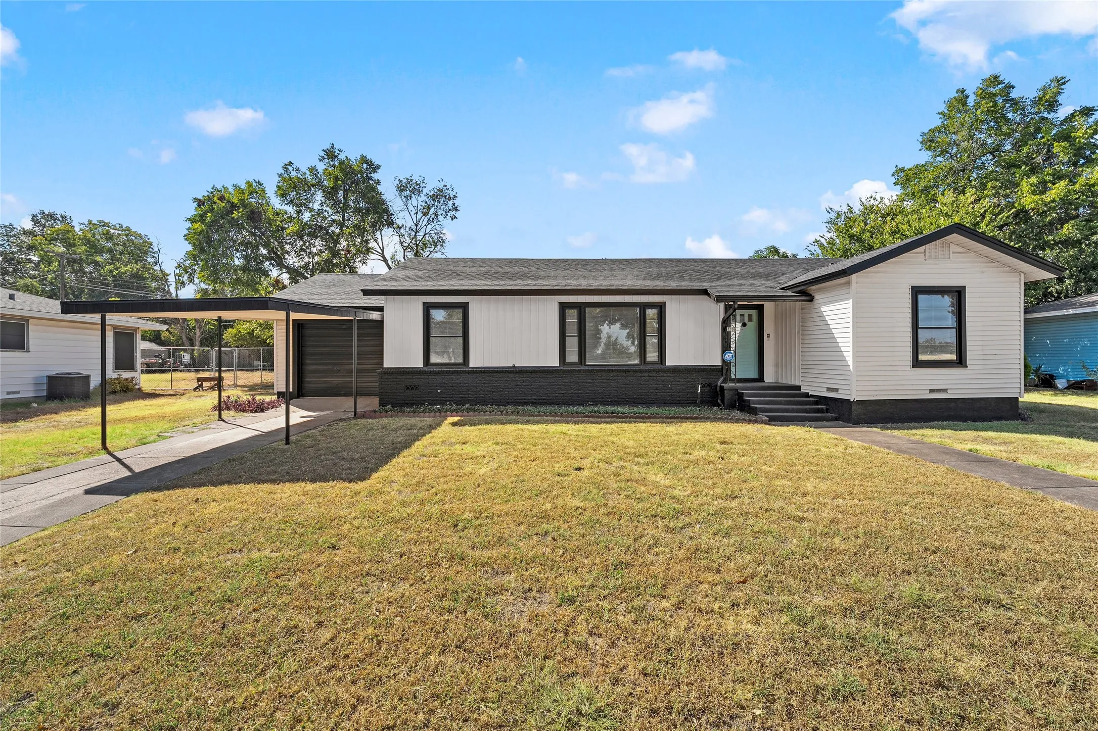 Single Family Residence For Sale in Mc Lennan County , 1336 Sunset Street, Waco, Texas 76710, 3 Bedroom, 1 Bathroom, 1 Garage spaces, 1,319 Sqft, built in 1952, mls#21385495, Real Estate Agent in Waco, Homes For Sale in Mc Lennan county, Homes For Sale in Waco, Realtor in Waco Texas, Real Estate Brokerage Independent Realty Texas, Luminita Cordes Realtor