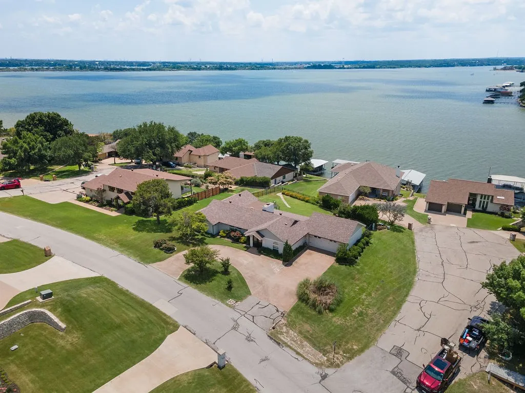 Single Family Residence For Rent in Hood County , 4301 Crescent Drive, De Cordova, Texas 76049, 3 Bedroom, 2 Bathroom, 2 Garage spaces, 1,900 Sqft, built in 1972, mls#21385440, Real Estate Agent in De Cordova, Homes For Rent in Hood county, Homes For Rent in De Cordova, Realtor in De Cordova Texas, Real Estate Brokerage Independent Realty Texas, Luminita Cordes Realtor