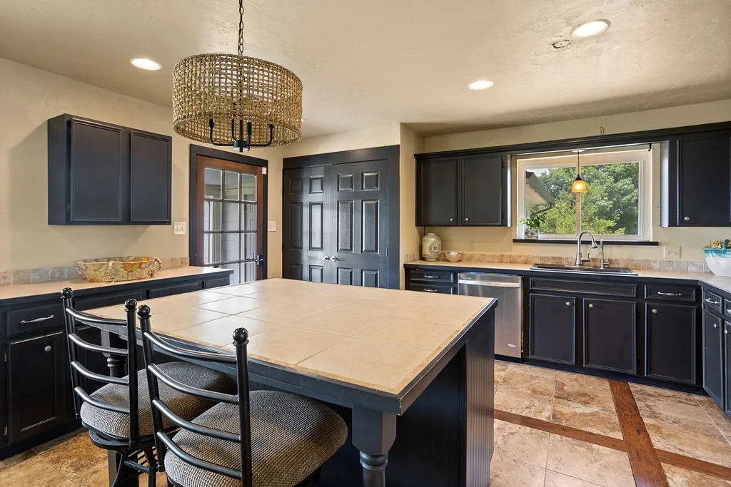 Kitchen Island great for entertaining!