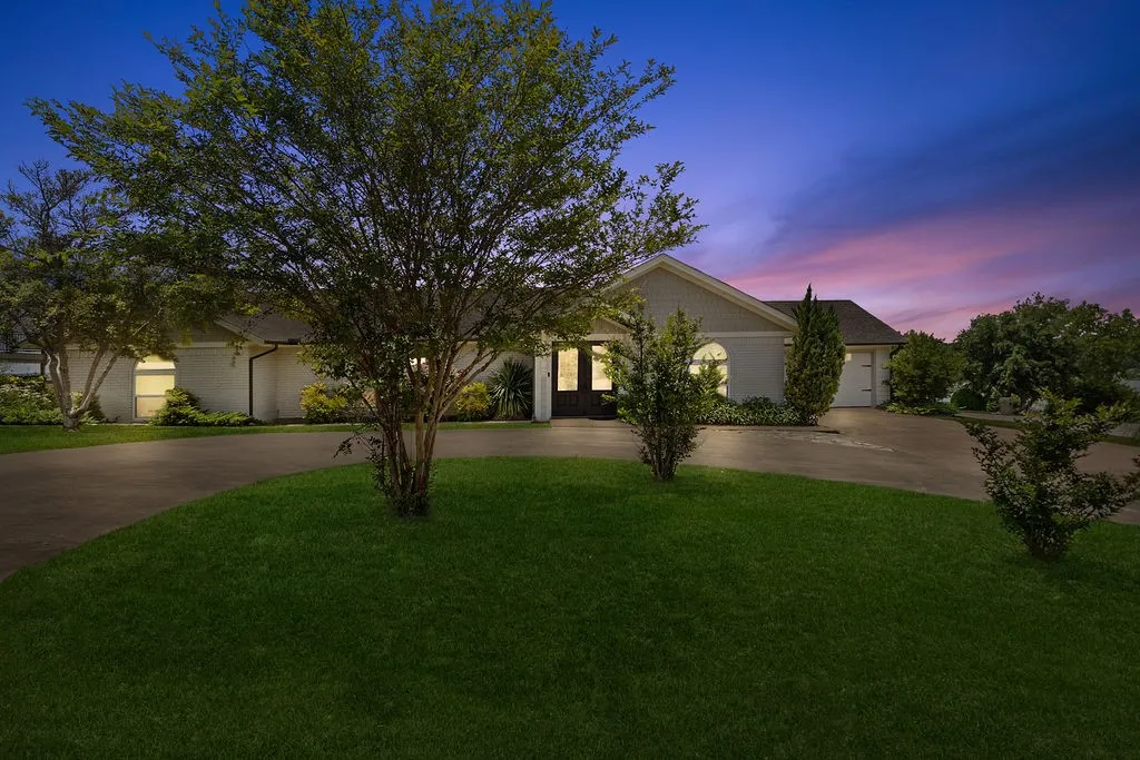 Single Family Residence For Rent in Hood County , 4301 Crescent Drive, De Cordova, Texas 76049, 3 Bedroom, 2 Bathroom, 2 Garage spaces, 1,900 Sqft, built in 1972, mls#21385440, Real Estate Agent in De Cordova, Homes For Rent in Hood county, Homes For Rent in De Cordova, Realtor in De Cordova Texas, Real Estate Brokerage Independent Realty Texas, Luminita Cordes Realtor