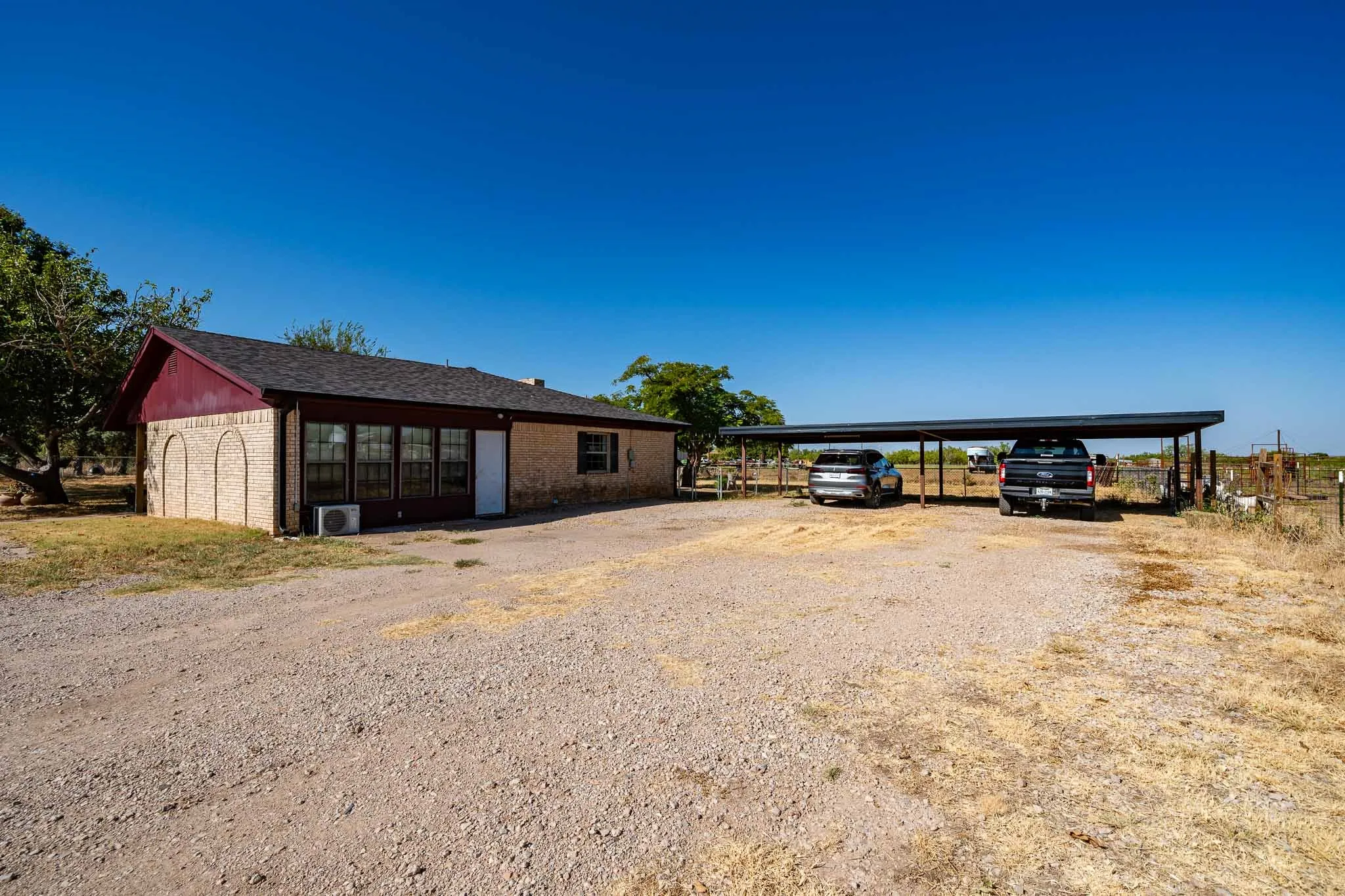 Farm For Sale in Jones County , 20767 CR 309, Abilene, Texas 79601, 3 Bedroom, 2 Bathroom, Garage spaces, 1,925 Sqft, built in 1977, mls#21362052, Real Estate Agent in Abilene, Homes For Sale in Jones county, Homes For Sale in Abilene, Realtor in Abilene Texas, Real Estate Brokerage Independent Realty Texas, Luminita Cordes Realtor