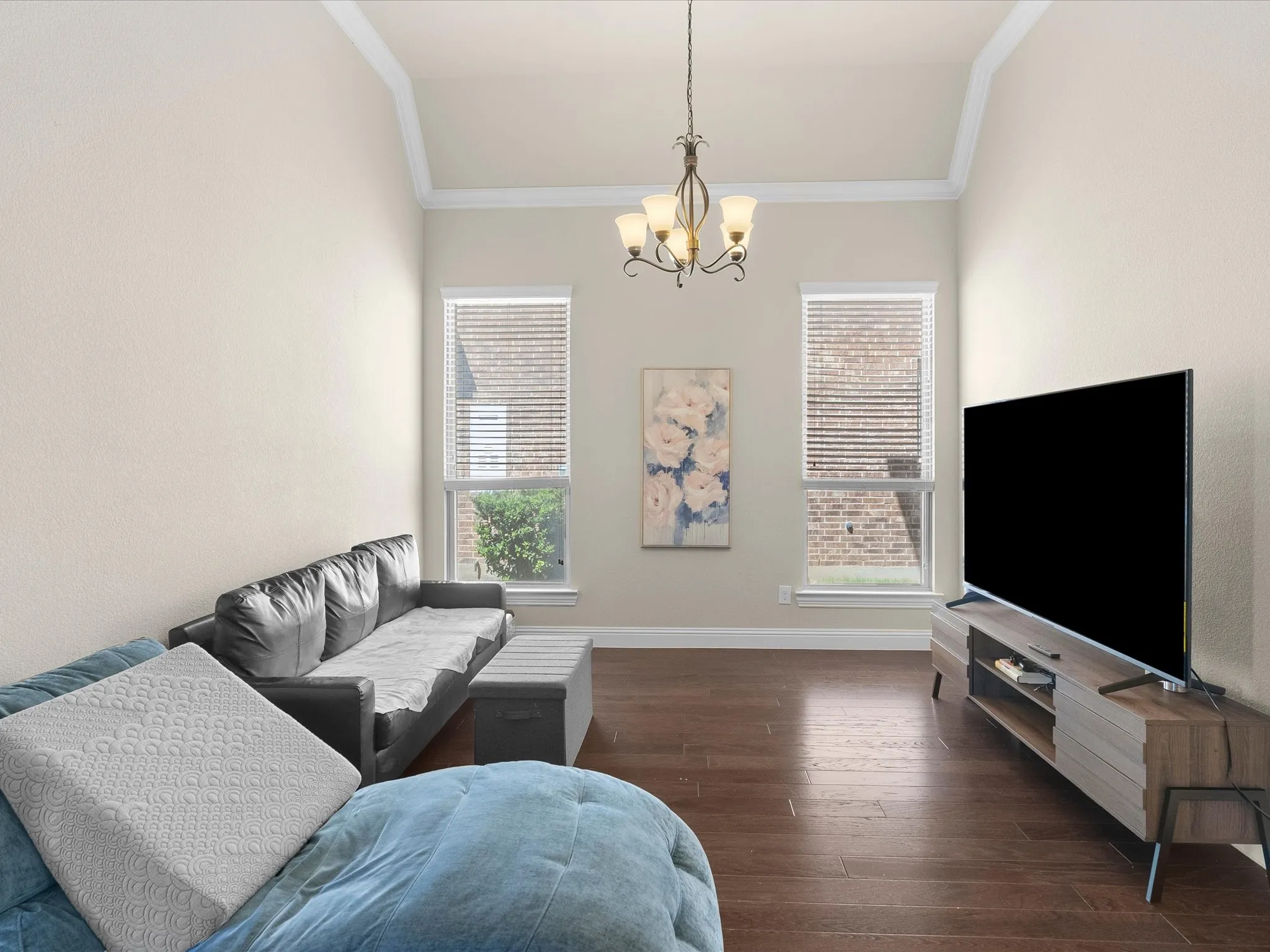 can be used as additional living area or dining room