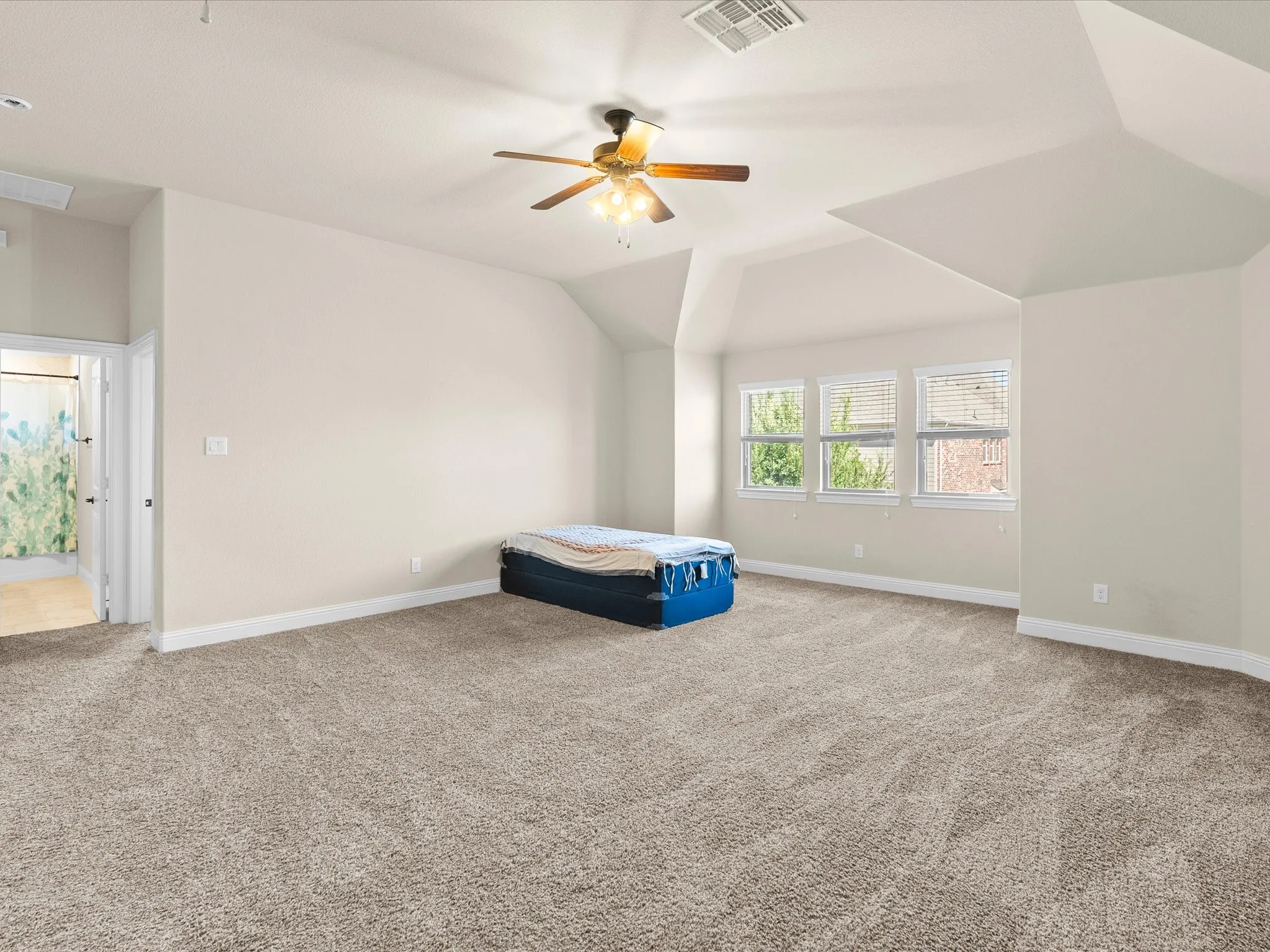 Single Family Residence For Rent in Denton County , 4704 Bonfire Way, Little Elm, Texas 76227, 4 Bedroom, 3 Bathroom, 2 Garage spaces, 3,136 Sqft, built in 2017, mls#21369035, Real Estate Agent in Little Elm, Homes For Rent in Denton county, Homes For Rent in Little Elm, Realtor in Little Elm Texas, Real Estate Brokerage Independent Realty Texas, Luminita Cordes Realtor