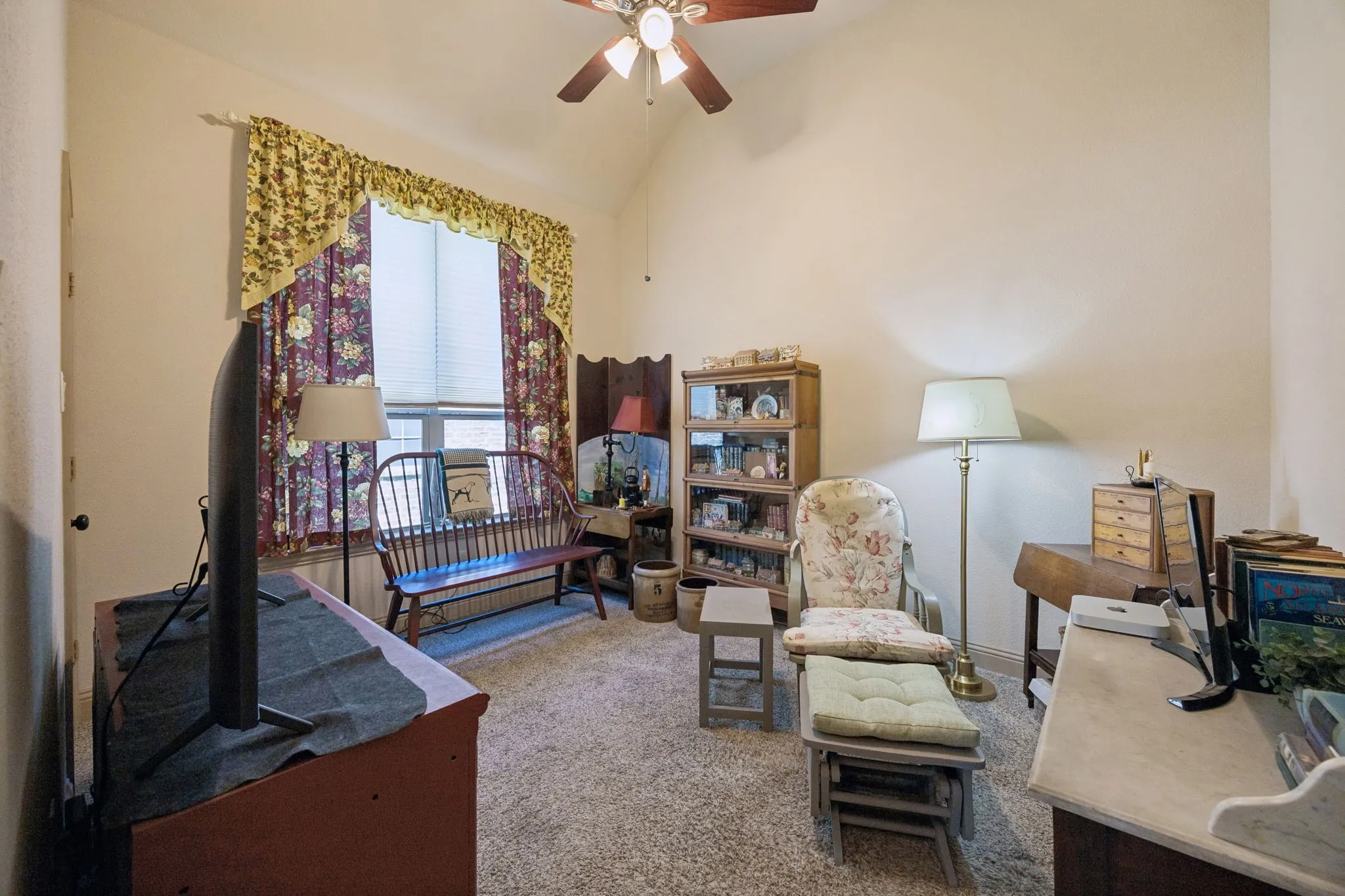 Single Family Residence For Sale in Rockwall County , 586 Bordeaux Drive, Rockwall, Texas 75087, 3 Bedroom, 2 Bathroom, 2 Garage spaces, 1,953 Sqft, built in 2015, mls#21384363, Real Estate Agent in Rockwall, Homes For Sale in Rockwall county, Homes For Sale in Rockwall, Realtor in Rockwall Texas, Real Estate Brokerage Independent Realty Texas, Luminita Cordes Realtor
