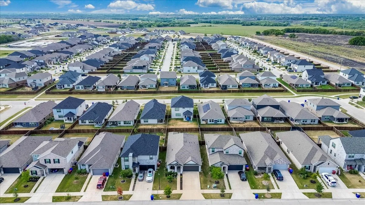 Neighborhood featuring a variety of single-family residences, attached garages, paved driveways, and fenced backyards