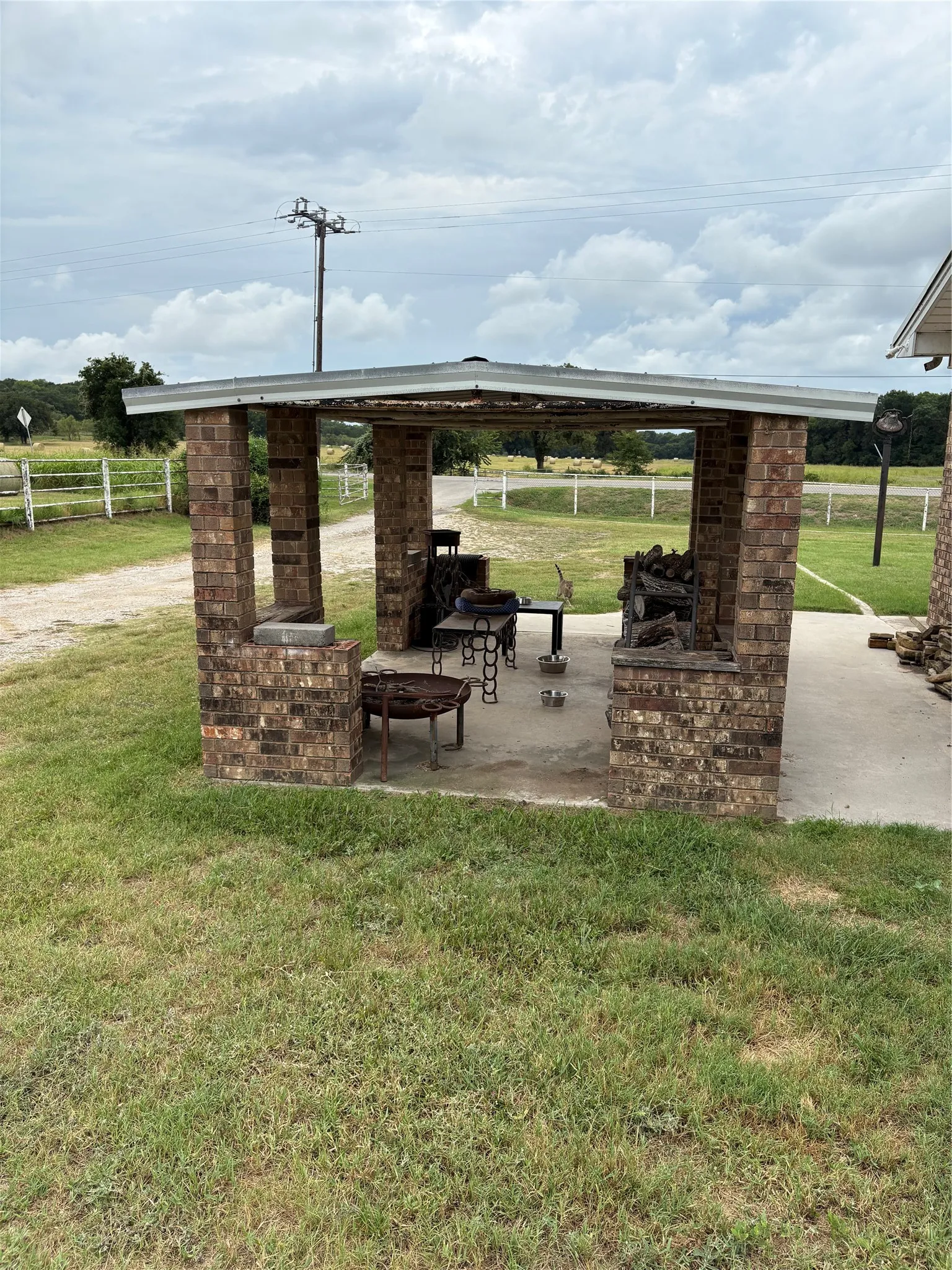 Single Family Residence For Rent in Wise County , 7342 Fm 1810, Chico, Texas 76431, 3 Bedroom, 2 Bathroom, 2 Garage spaces, 2,199 Sqft, built in 1962, mls#21381910, Real Estate Agent in Chico, Homes For Rent in Wise county, Homes For Rent in Chico, Realtor in Chico Texas, Real Estate Brokerage Independent Realty Texas, Luminita Cordes Realtor