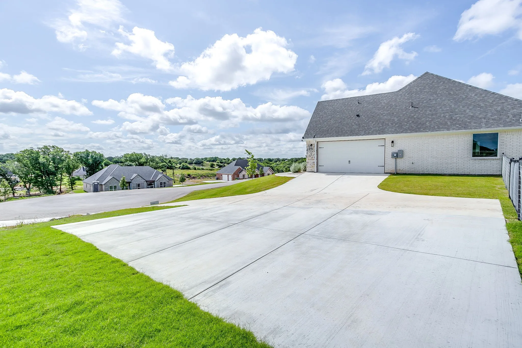 Oversized Hammerhead Driveway for easy turn-around