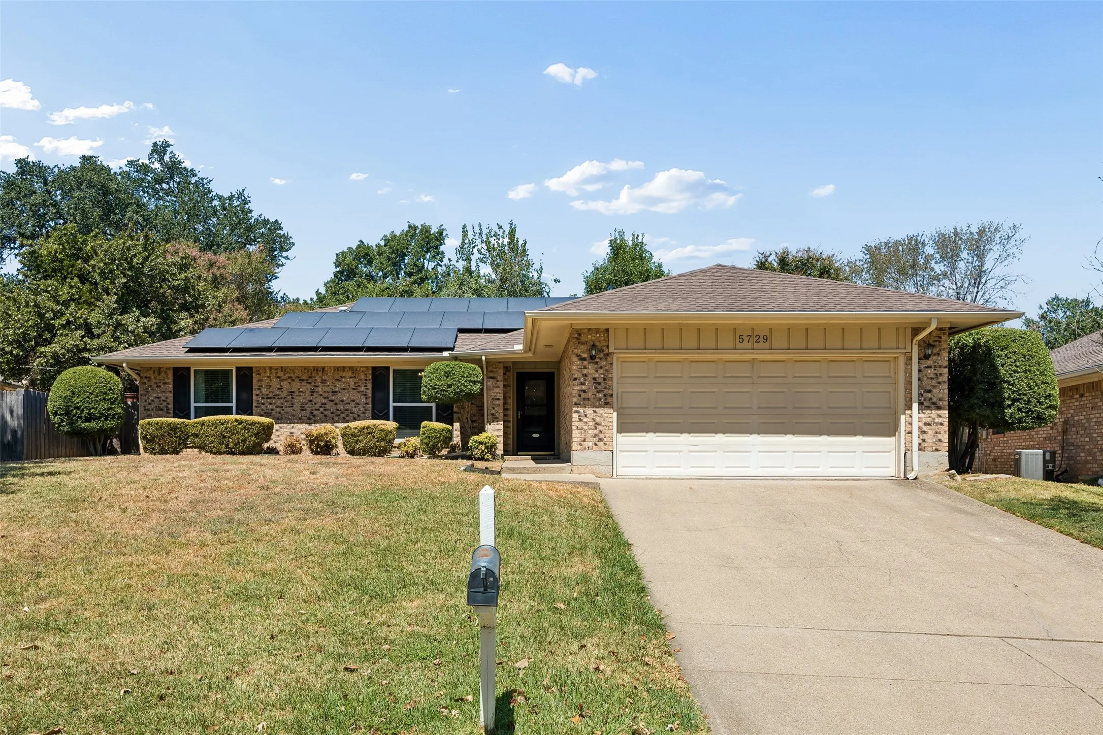 Single Family Residence For Sale in Tarrant County , 5729 Sage Bloom Drive, Arlington, Texas 76017, 4 Bedroom, 3 Bathroom, 2 Garage spaces, 2,131 Sqft, built in 1980, mls#21384721, Real Estate Agent in Arlington, Homes For Sale in Tarrant county, Homes For Sale in Arlington, Realtor in Arlington Texas, Real Estate Brokerage Independent Realty Texas, Luminita Cordes Realtor