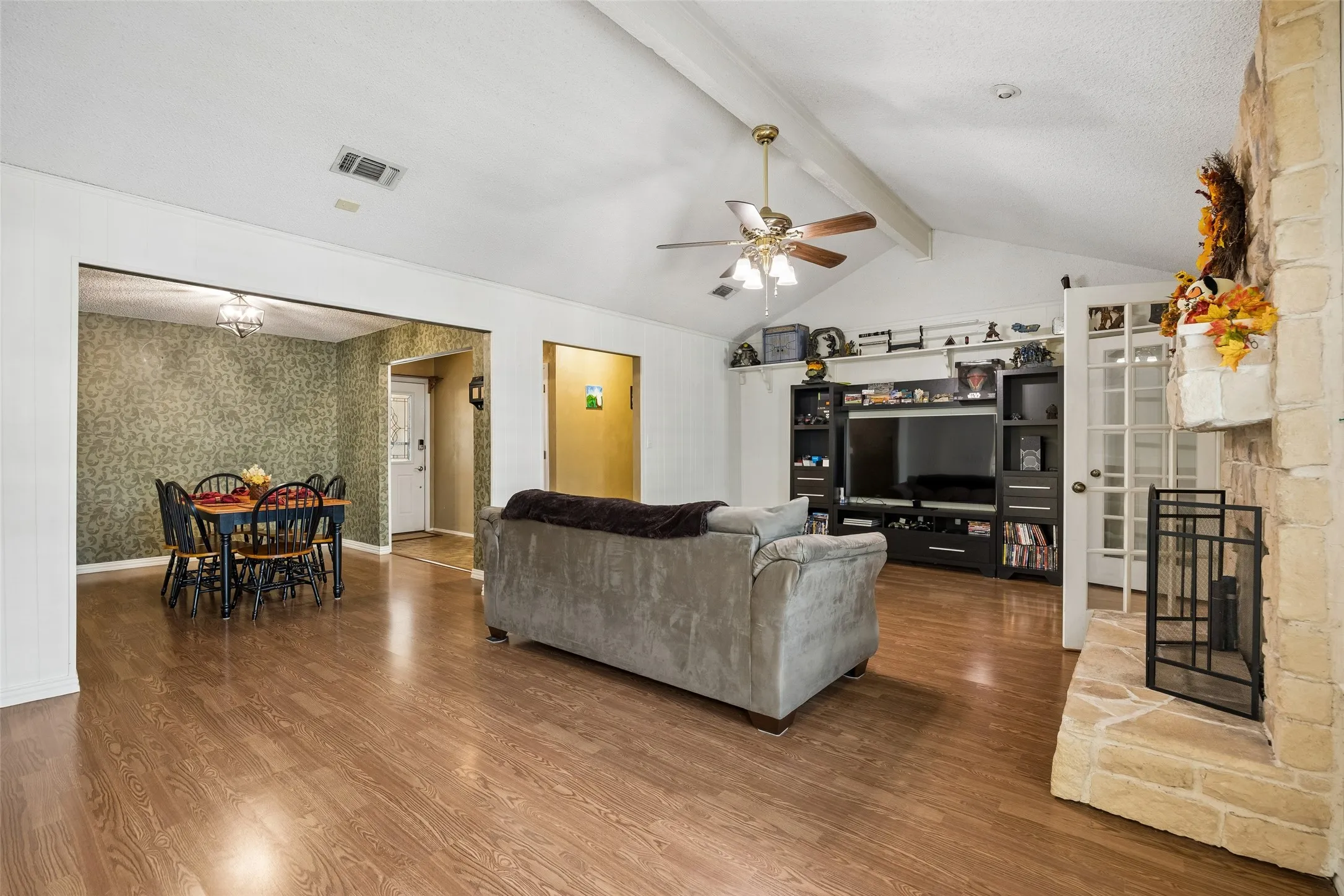 Single Family Residence For Sale in Tarrant County , 5729 Sage Bloom Drive, Arlington, Texas 76017, 4 Bedroom, 3 Bathroom, 2 Garage spaces, 2,131 Sqft, built in 1980, mls#21384721, Real Estate Agent in Arlington, Homes For Sale in Tarrant county, Homes For Sale in Arlington, Realtor in Arlington Texas, Real Estate Brokerage Independent Realty Texas, Luminita Cordes Realtor
