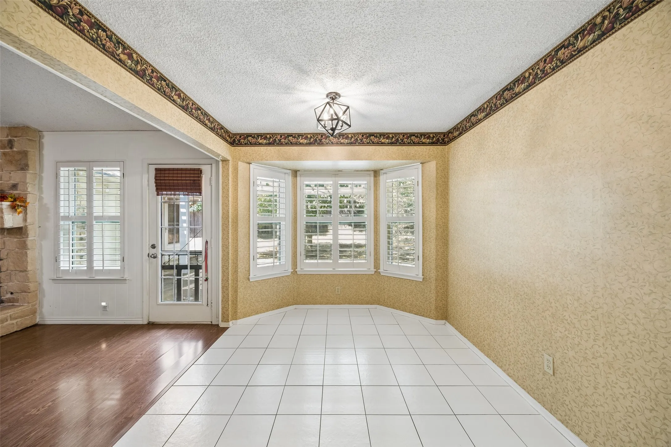 Single Family Residence For Sale in Tarrant County , 5729 Sage Bloom Drive, Arlington, Texas 76017, 4 Bedroom, 3 Bathroom, 2 Garage spaces, 2,131 Sqft, built in 1980, mls#21384721, Real Estate Agent in Arlington, Homes For Sale in Tarrant county, Homes For Sale in Arlington, Realtor in Arlington Texas, Real Estate Brokerage Independent Realty Texas, Luminita Cordes Realtor