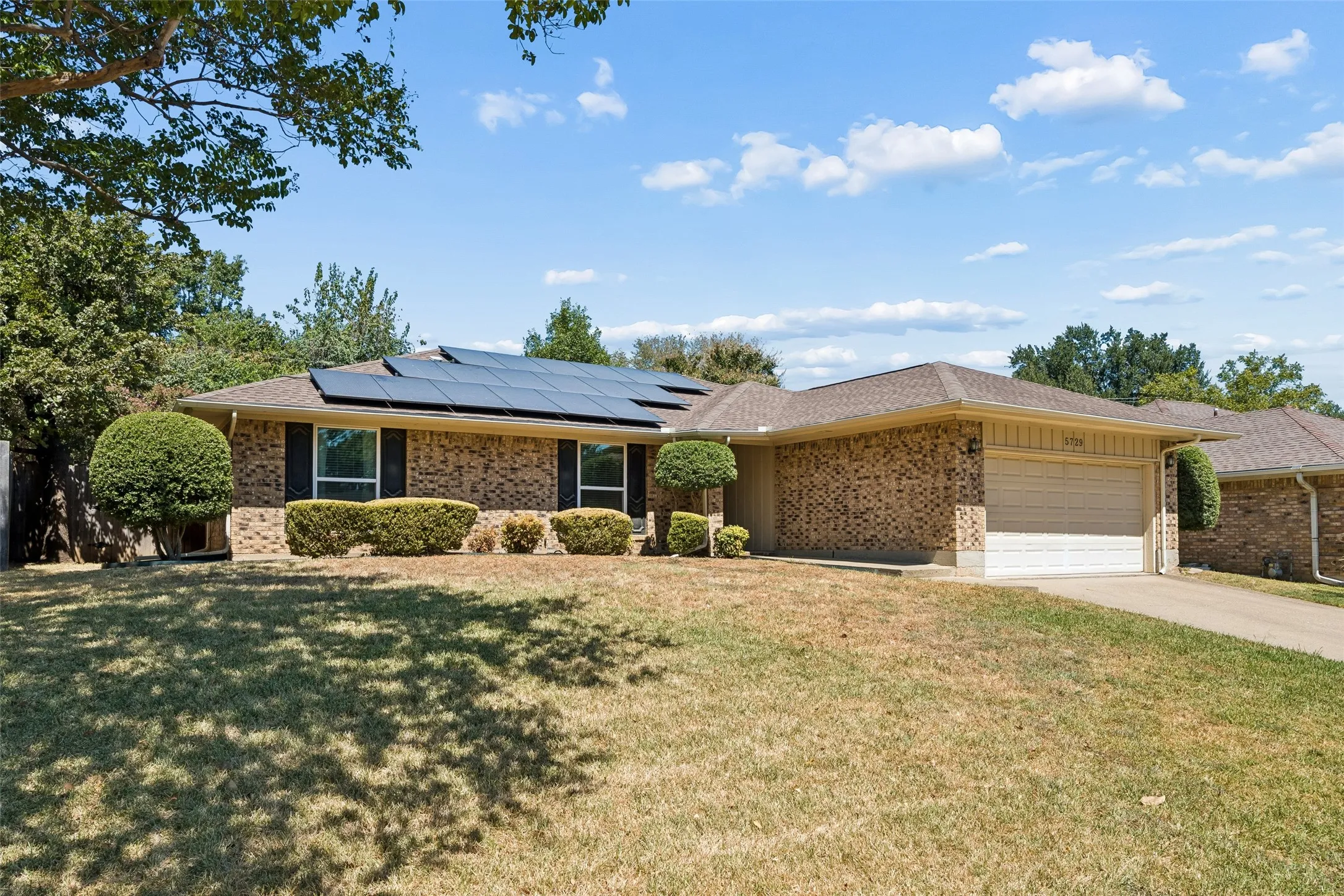 Single Family Residence For Sale in Tarrant County , 5729 Sage Bloom Drive, Arlington, Texas 76017, 4 Bedroom, 3 Bathroom, 2 Garage spaces, 2,131 Sqft, built in 1980, mls#21384721, Real Estate Agent in Arlington, Homes For Sale in Tarrant county, Homes For Sale in Arlington, Realtor in Arlington Texas, Real Estate Brokerage Independent Realty Texas, Luminita Cordes Realtor