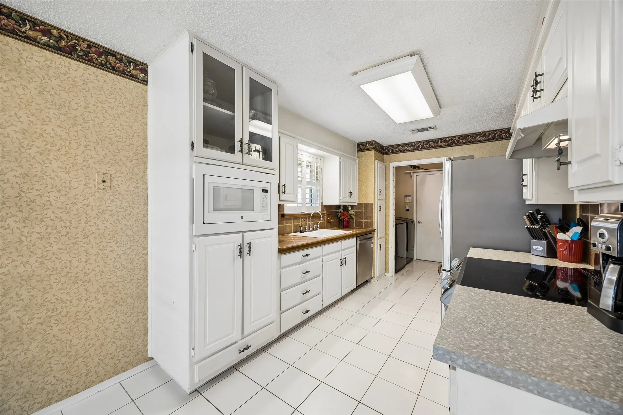 Single Family Residence For Sale in Tarrant County , 5729 Sage Bloom Drive, Arlington, Texas 76017, 4 Bedroom, 3 Bathroom, 2 Garage spaces, 2,131 Sqft, built in 1980, mls#21384721, Real Estate Agent in Arlington, Homes For Sale in Tarrant county, Homes For Sale in Arlington, Realtor in Arlington Texas, Real Estate Brokerage Independent Realty Texas, Luminita Cordes Realtor
