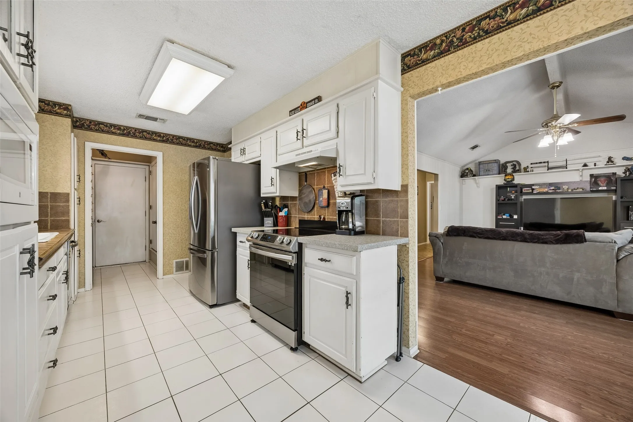 Single Family Residence For Sale in Tarrant County , 5729 Sage Bloom Drive, Arlington, Texas 76017, 4 Bedroom, 3 Bathroom, 2 Garage spaces, 2,131 Sqft, built in 1980, mls#21384721, Real Estate Agent in Arlington, Homes For Sale in Tarrant county, Homes For Sale in Arlington, Realtor in Arlington Texas, Real Estate Brokerage Independent Realty Texas, Luminita Cordes Realtor