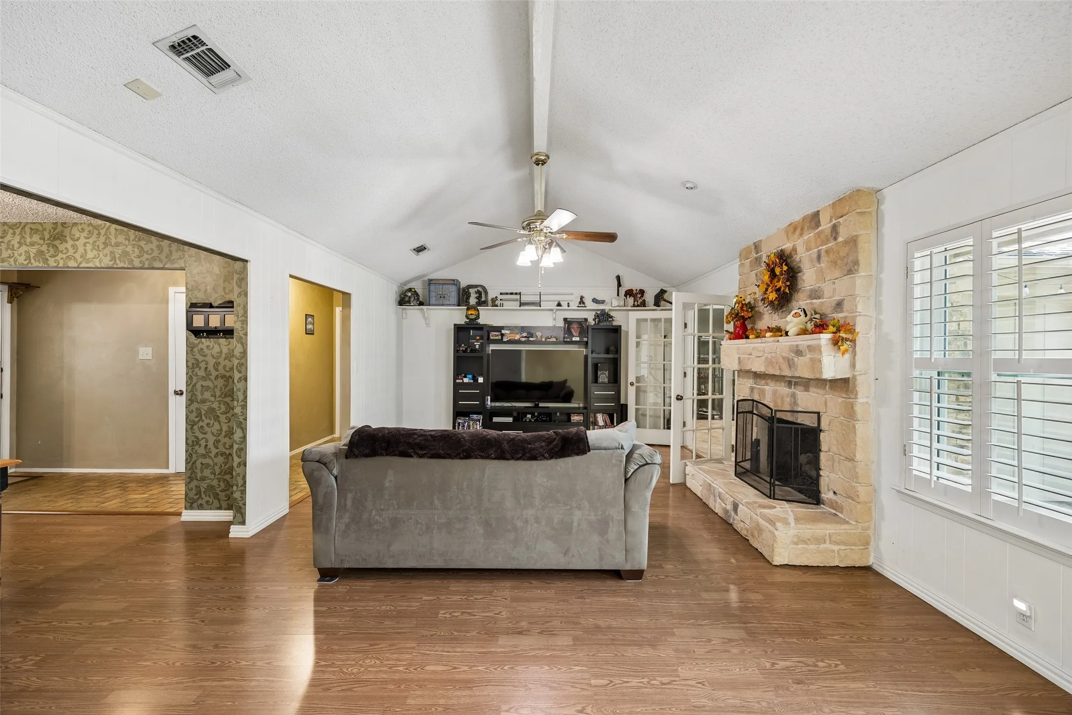 Single Family Residence For Sale in Tarrant County , 5729 Sage Bloom Drive, Arlington, Texas 76017, 4 Bedroom, 3 Bathroom, 2 Garage spaces, 2,131 Sqft, built in 1980, mls#21384721, Real Estate Agent in Arlington, Homes For Sale in Tarrant county, Homes For Sale in Arlington, Realtor in Arlington Texas, Real Estate Brokerage Independent Realty Texas, Luminita Cordes Realtor