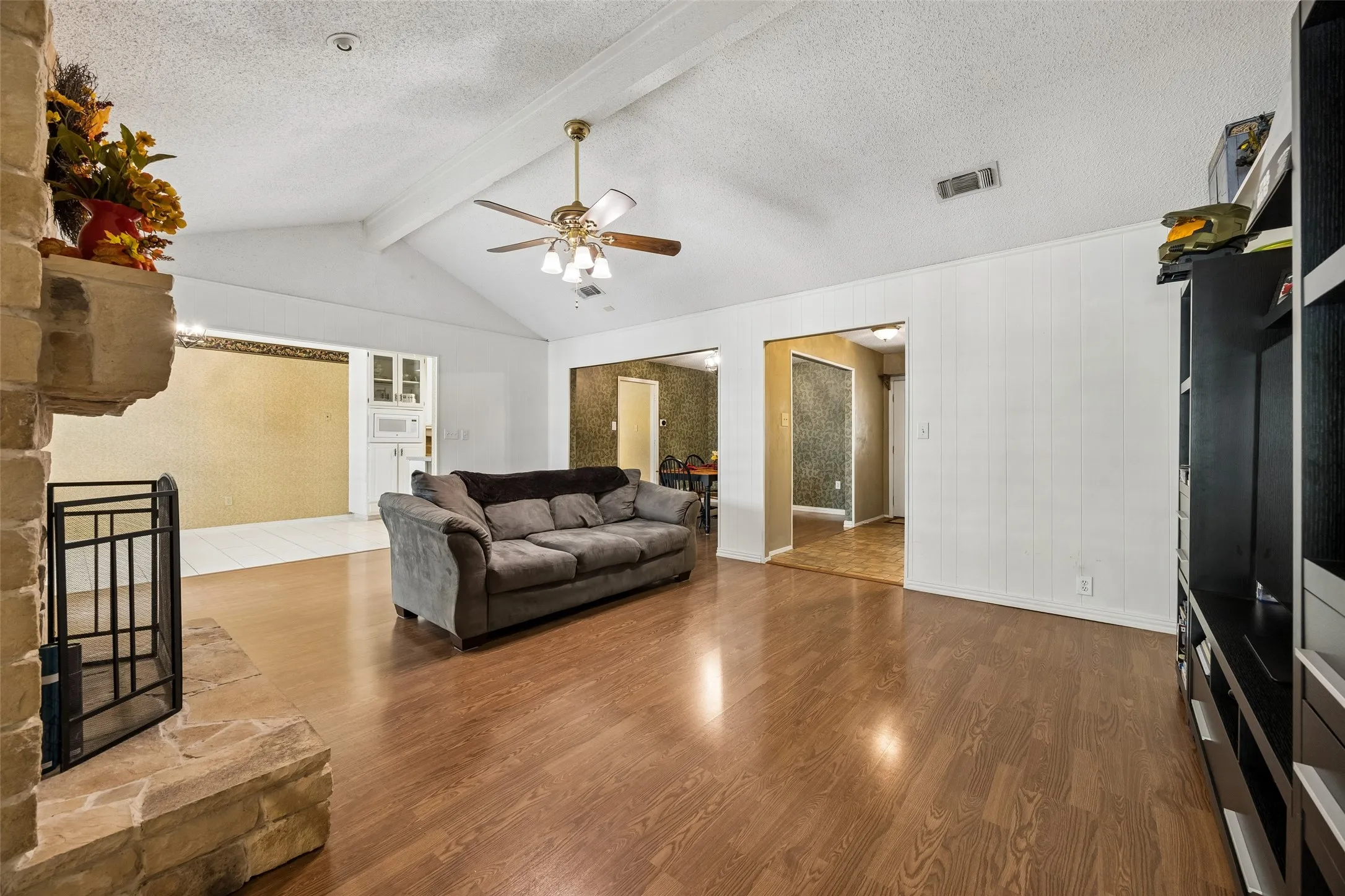 Single Family Residence For Sale in Tarrant County , 5729 Sage Bloom Drive, Arlington, Texas 76017, 4 Bedroom, 3 Bathroom, 2 Garage spaces, 2,131 Sqft, built in 1980, mls#21384721, Real Estate Agent in Arlington, Homes For Sale in Tarrant county, Homes For Sale in Arlington, Realtor in Arlington Texas, Real Estate Brokerage Independent Realty Texas, Luminita Cordes Realtor