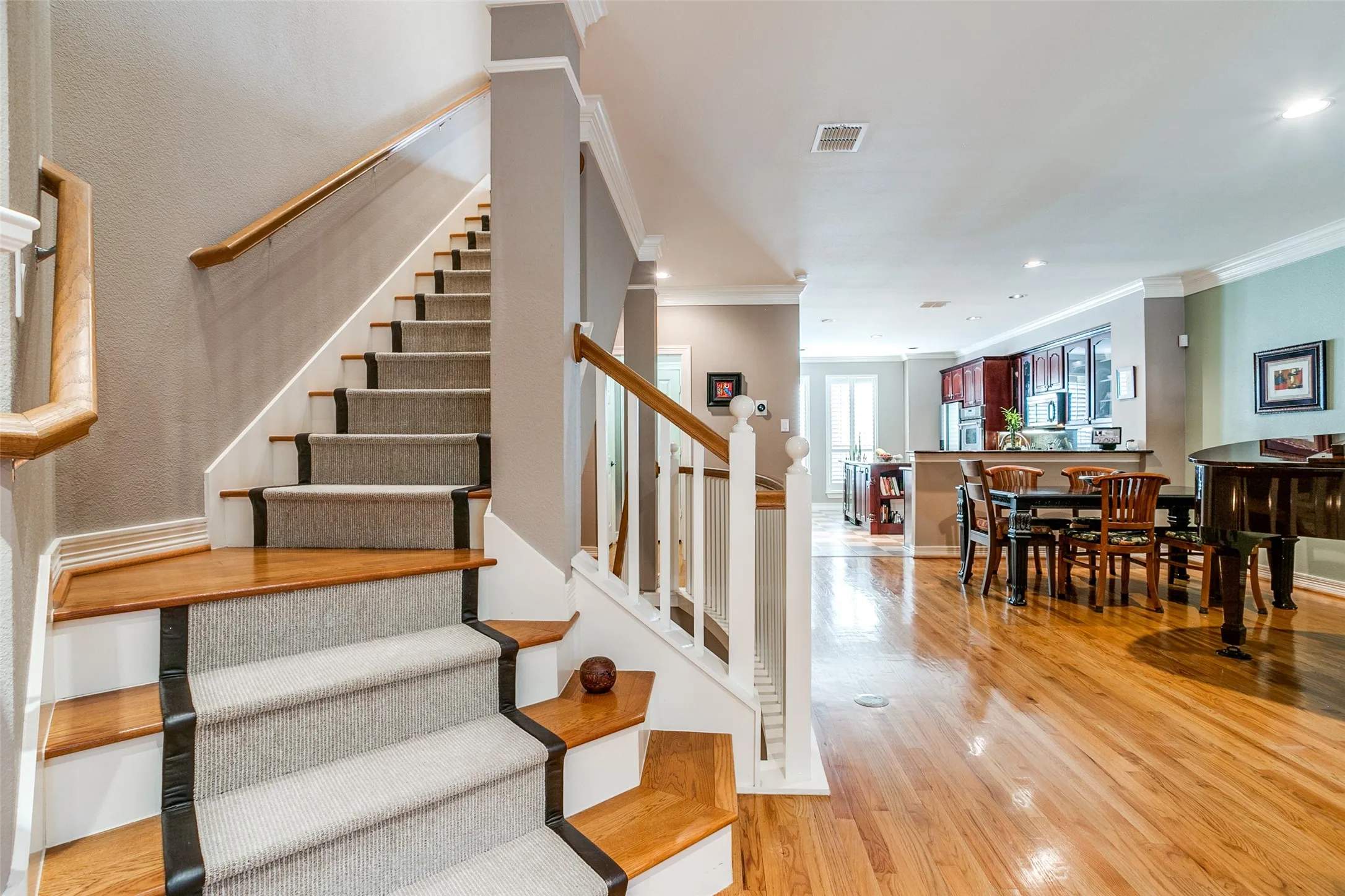 Townhouse For Rent in Dallas County , 2817 State Street, Dallas, Texas 75204, 3 Bedroom, 4 Bathroom, 2 Garage spaces, 2,714 Sqft, built in 2003, mls#21385632, Real Estate Agent in Dallas, Homes For Rent in Dallas county, Homes For Rent in Dallas, Realtor in Dallas Texas, Real Estate Brokerage Independent Realty Texas, Luminita Cordes Realtor