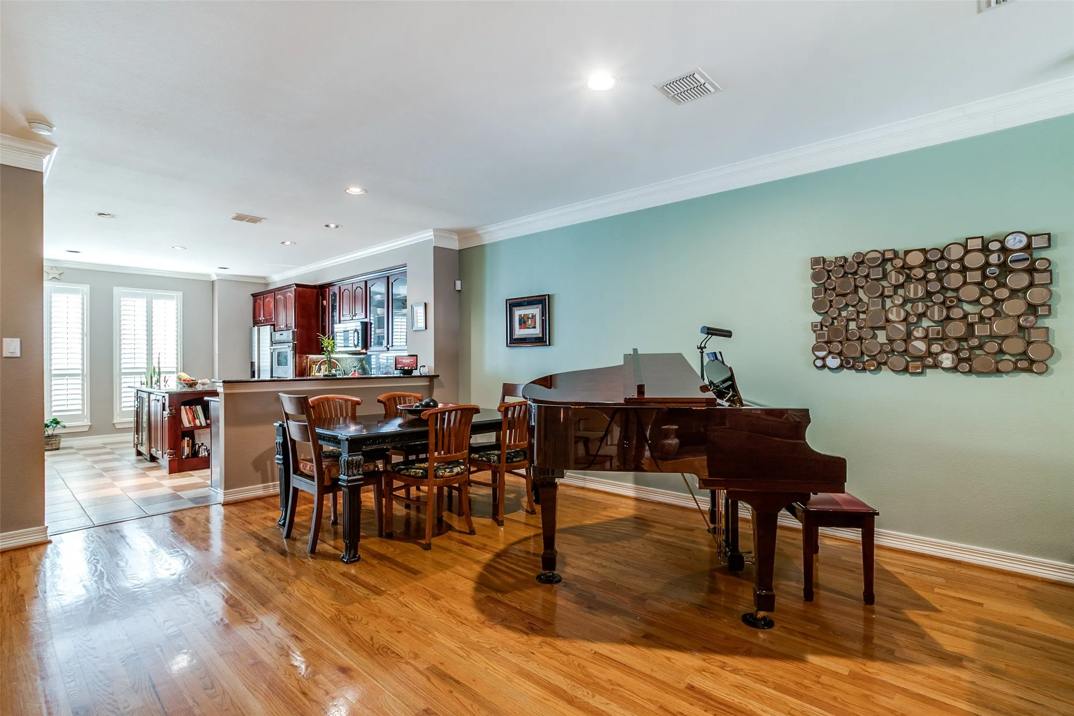 Townhouse For Rent in Dallas County , 2817 State Street, Dallas, Texas 75204, 3 Bedroom, 4 Bathroom, 2 Garage spaces, 2,714 Sqft, built in 2003, mls#21385632, Real Estate Agent in Dallas, Homes For Rent in Dallas county, Homes For Rent in Dallas, Realtor in Dallas Texas, Real Estate Brokerage Independent Realty Texas, Luminita Cordes Realtor