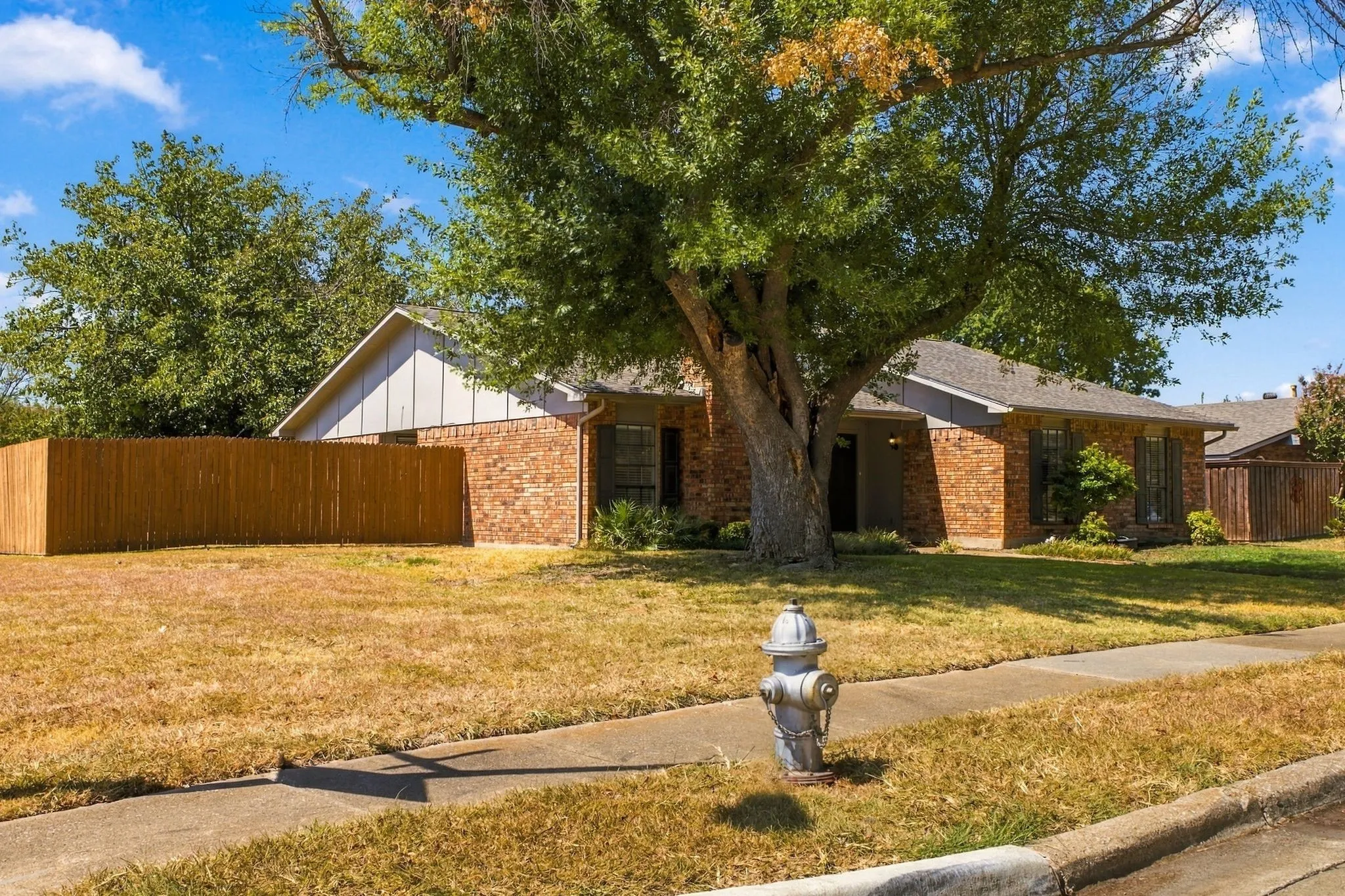 Single Family Residence For Sale in Collin County , 932 Grand Teton Drive, Plano, Texas 75023, 3 Bedroom, 2 Bathroom, 2 Garage spaces, 1,862 Sqft, built in 1979, mls#21383729, Real Estate Agent in Plano, Homes For Sale in Collin county, Homes For Sale in Plano, Realtor in Plano Texas, Real Estate Brokerage Independent Realty Texas, Luminita Cordes Realtor