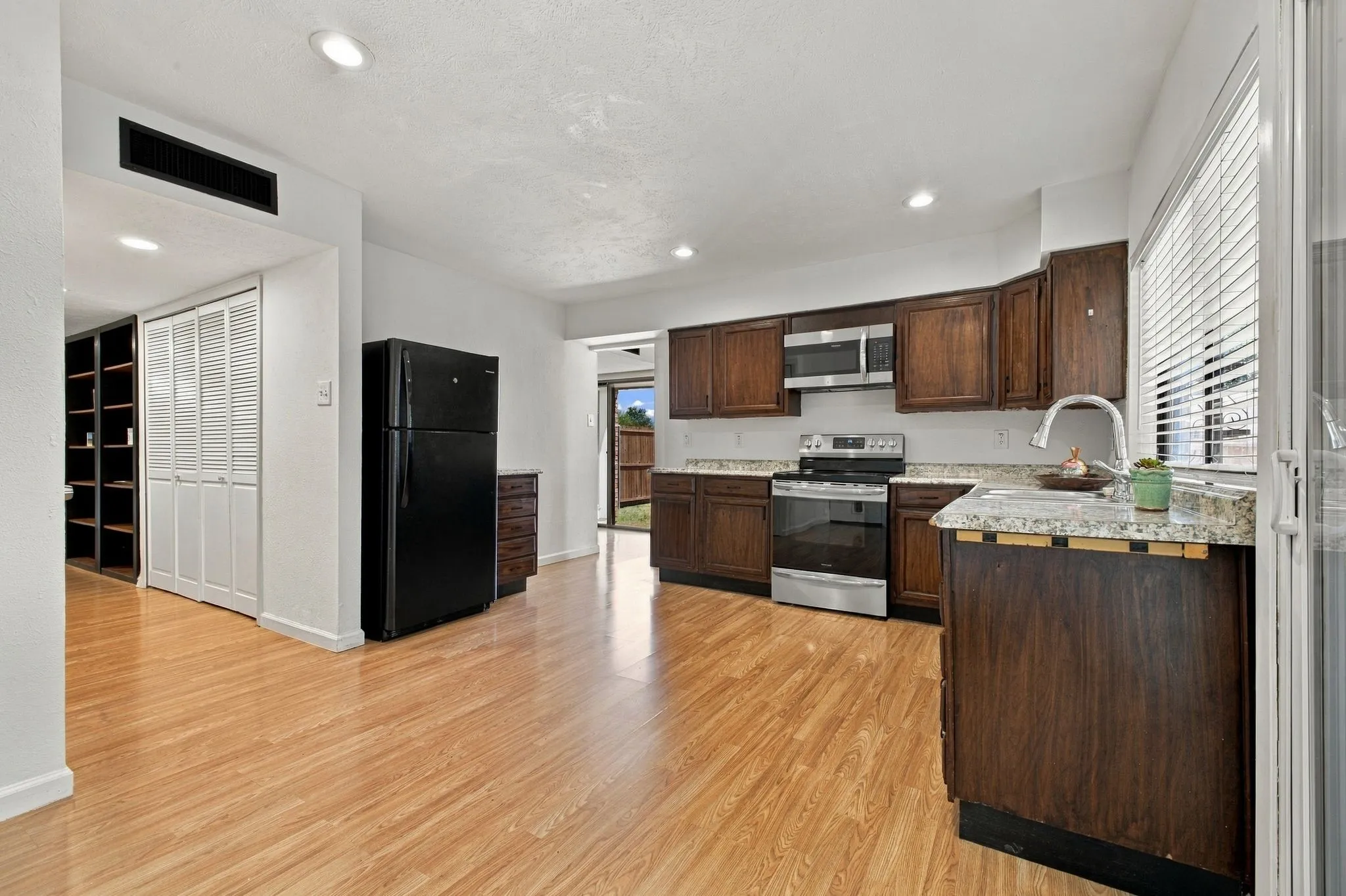 Single Family Residence For Sale in Collin County , 932 Grand Teton Drive, Plano, Texas 75023, 3 Bedroom, 2 Bathroom, 2 Garage spaces, 1,862 Sqft, built in 1979, mls#21383729, Real Estate Agent in Plano, Homes For Sale in Collin county, Homes For Sale in Plano, Realtor in Plano Texas, Real Estate Brokerage Independent Realty Texas, Luminita Cordes Realtor