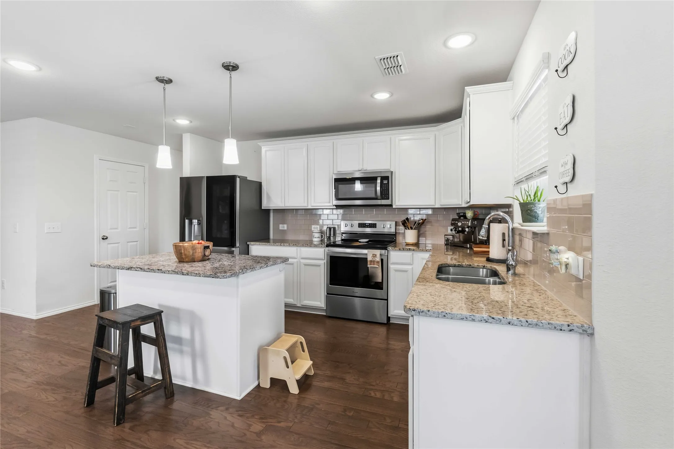 Single Family Residence For Sale in Kaufman County , 759 Brockwell Bend, Forney, Texas 75126, 3 Bedroom, 2 Bathroom, 2 Garage spaces, 1,998 Sqft, built in 2020, mls#21385651, Real Estate Agent in Forney, Homes For Sale in Kaufman county, Homes For Sale in Forney, Realtor in Forney Texas, Real Estate Brokerage Independent Realty Texas, Luminita Cordes Realtor