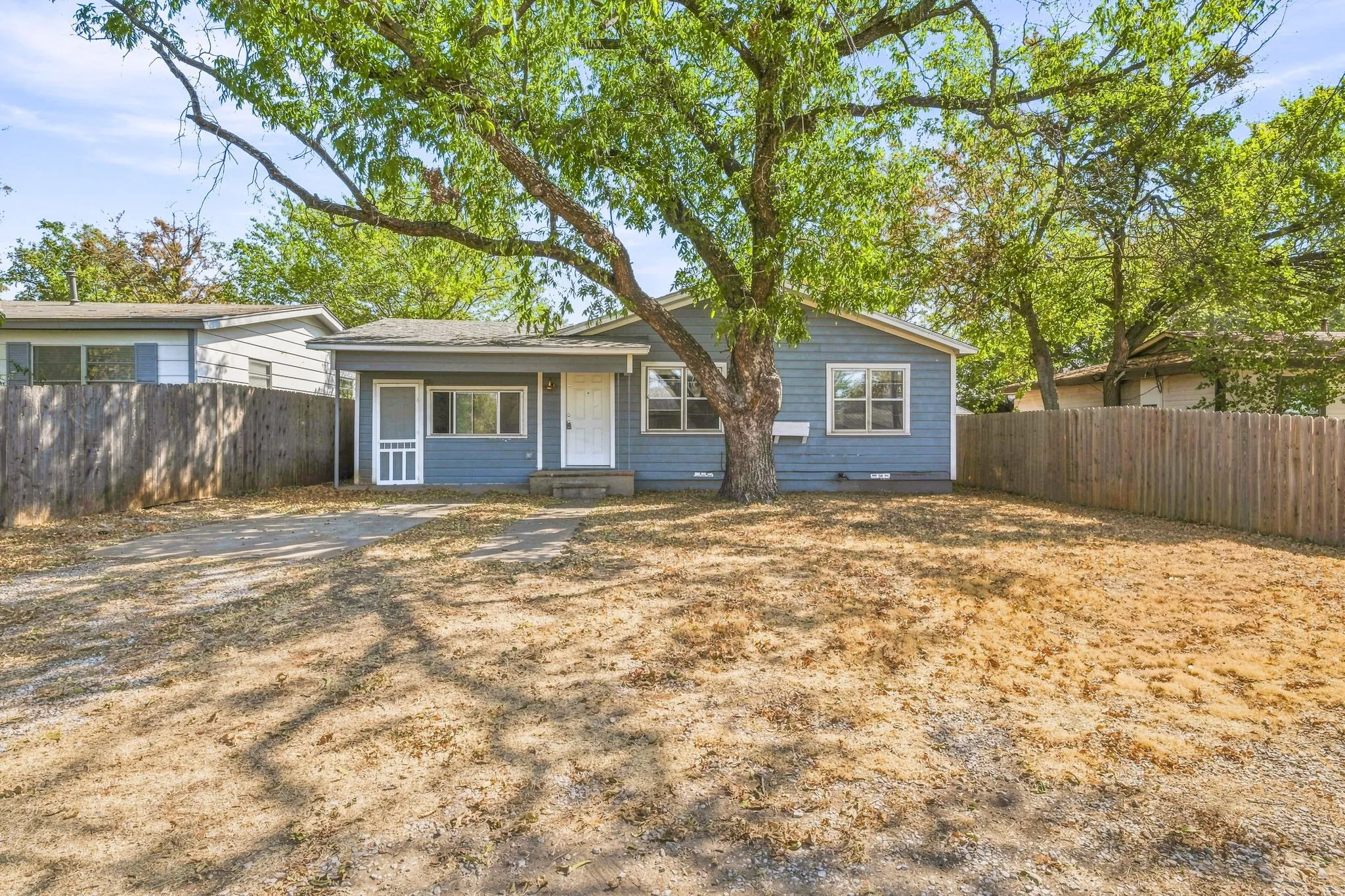 Single Family Residence For Sale in Erath County , 1397 N Estes Street, Stephenville, Texas 76401, 3 Bedroom, 2 Bathroom, Garage spaces, 1,328 Sqft, built in 1963, mls#21378560, Real Estate Agent in Stephenville, Homes For Sale in Erath county, Homes For Sale in Stephenville, Realtor in Stephenville Texas, Real Estate Brokerage Independent Realty Texas, Luminita Cordes Realtor