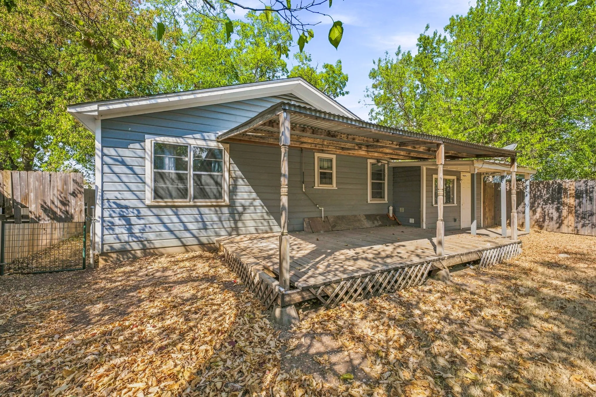 Single Family Residence For Sale in Erath County , 1397 N Estes Street, Stephenville, Texas 76401, 3 Bedroom, 2 Bathroom, Garage spaces, 1,328 Sqft, built in 1963, mls#21378560, Real Estate Agent in Stephenville, Homes For Sale in Erath county, Homes For Sale in Stephenville, Realtor in Stephenville Texas, Real Estate Brokerage Independent Realty Texas, Luminita Cordes Realtor