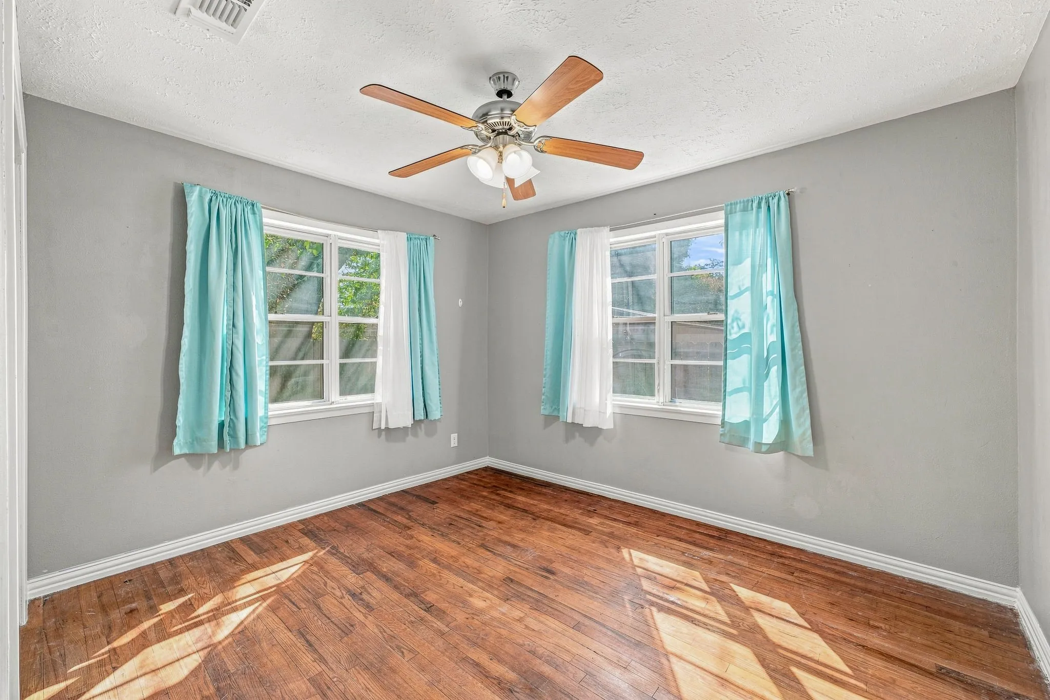 Single Family Residence For Sale in Erath County , 1397 N Estes Street, Stephenville, Texas 76401, 3 Bedroom, 2 Bathroom, Garage spaces, 1,328 Sqft, built in 1963, mls#21378560, Real Estate Agent in Stephenville, Homes For Sale in Erath county, Homes For Sale in Stephenville, Realtor in Stephenville Texas, Real Estate Brokerage Independent Realty Texas, Luminita Cordes Realtor