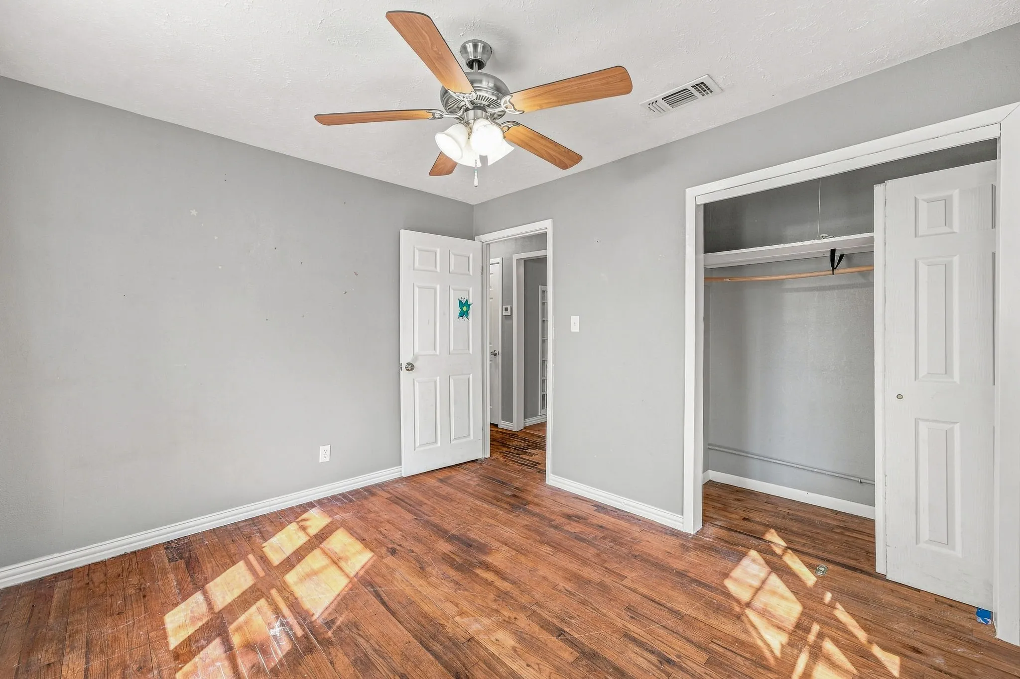 Single Family Residence For Sale in Erath County , 1397 N Estes Street, Stephenville, Texas 76401, 3 Bedroom, 2 Bathroom, Garage spaces, 1,328 Sqft, built in 1963, mls#21378560, Real Estate Agent in Stephenville, Homes For Sale in Erath county, Homes For Sale in Stephenville, Realtor in Stephenville Texas, Real Estate Brokerage Independent Realty Texas, Luminita Cordes Realtor
