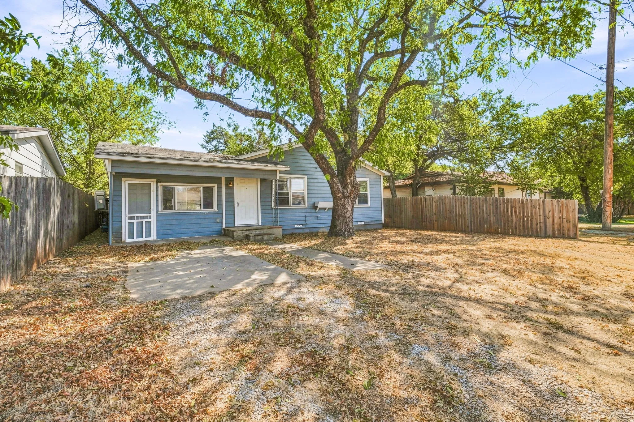 Single Family Residence For Sale in Erath County , 1397 N Estes Street, Stephenville, Texas 76401, 3 Bedroom, 2 Bathroom, Garage spaces, 1,328 Sqft, built in 1963, mls#21378560, Real Estate Agent in Stephenville, Homes For Sale in Erath county, Homes For Sale in Stephenville, Realtor in Stephenville Texas, Real Estate Brokerage Independent Realty Texas, Luminita Cordes Realtor
