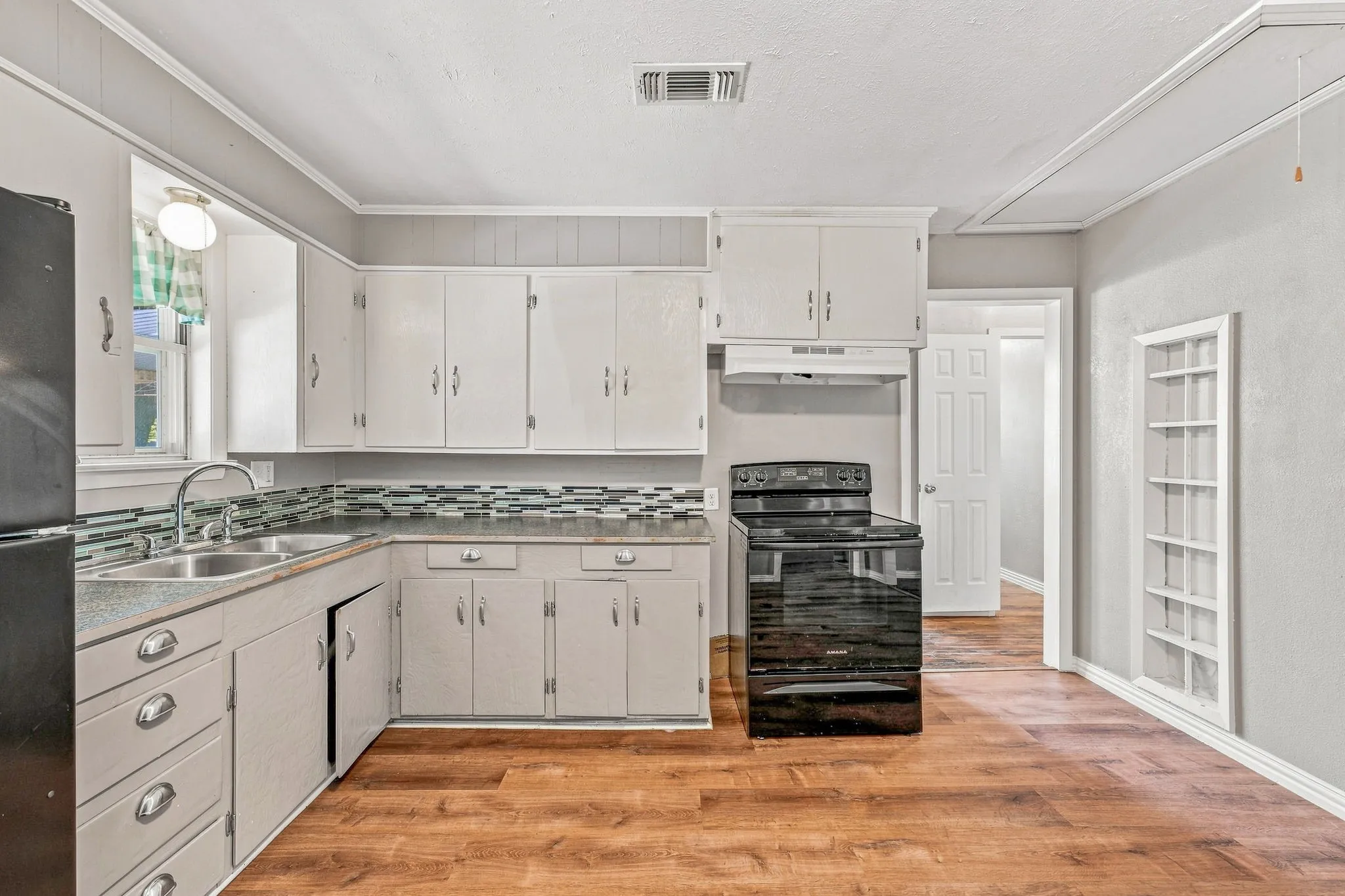 Single Family Residence For Sale in Erath County , 1397 N Estes Street, Stephenville, Texas 76401, 3 Bedroom, 2 Bathroom, Garage spaces, 1,328 Sqft, built in 1963, mls#21378560, Real Estate Agent in Stephenville, Homes For Sale in Erath county, Homes For Sale in Stephenville, Realtor in Stephenville Texas, Real Estate Brokerage Independent Realty Texas, Luminita Cordes Realtor