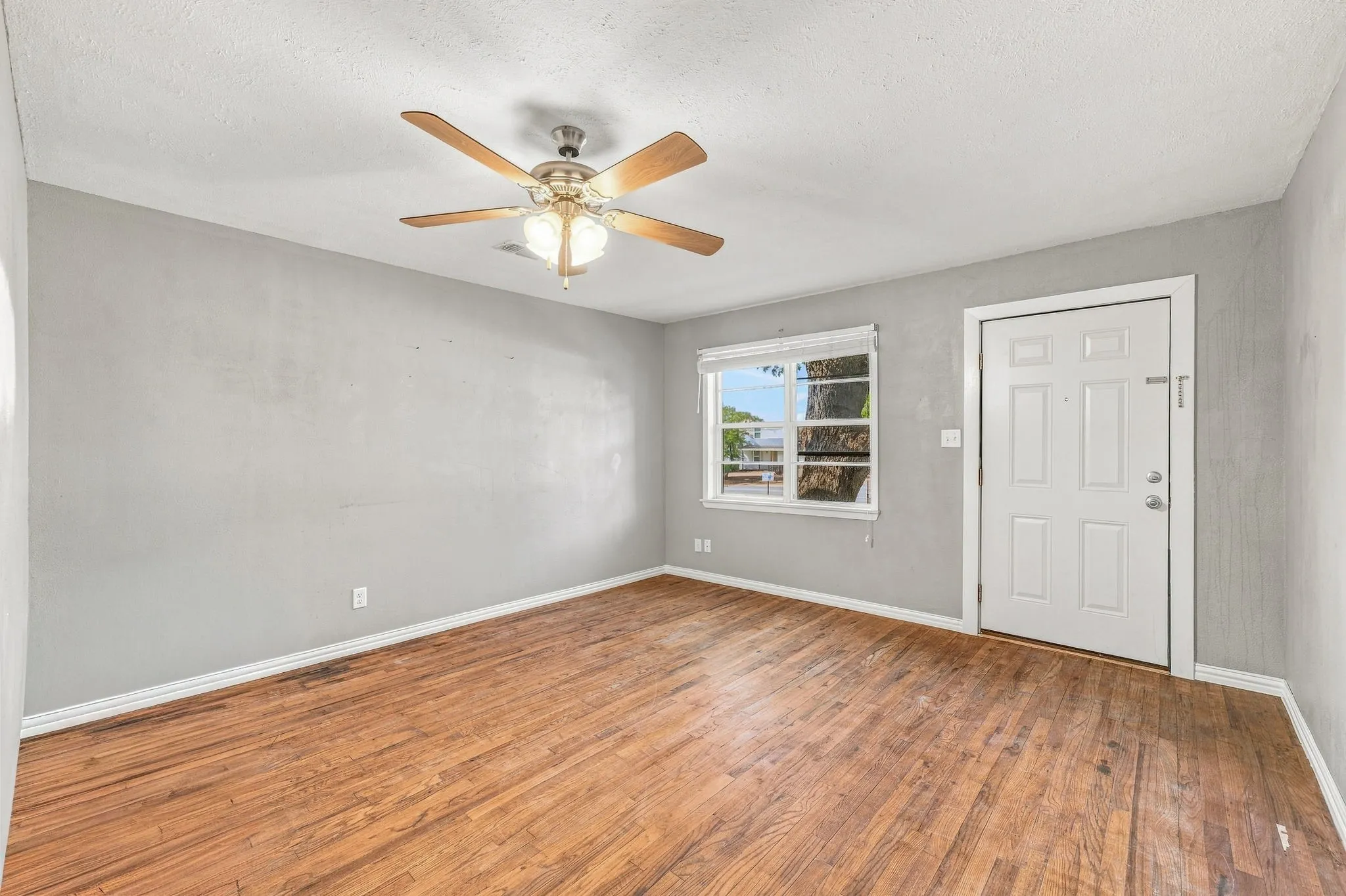 Single Family Residence For Sale in Erath County , 1397 N Estes Street, Stephenville, Texas 76401, 3 Bedroom, 2 Bathroom, Garage spaces, 1,328 Sqft, built in 1963, mls#21378560, Real Estate Agent in Stephenville, Homes For Sale in Erath county, Homes For Sale in Stephenville, Realtor in Stephenville Texas, Real Estate Brokerage Independent Realty Texas, Luminita Cordes Realtor