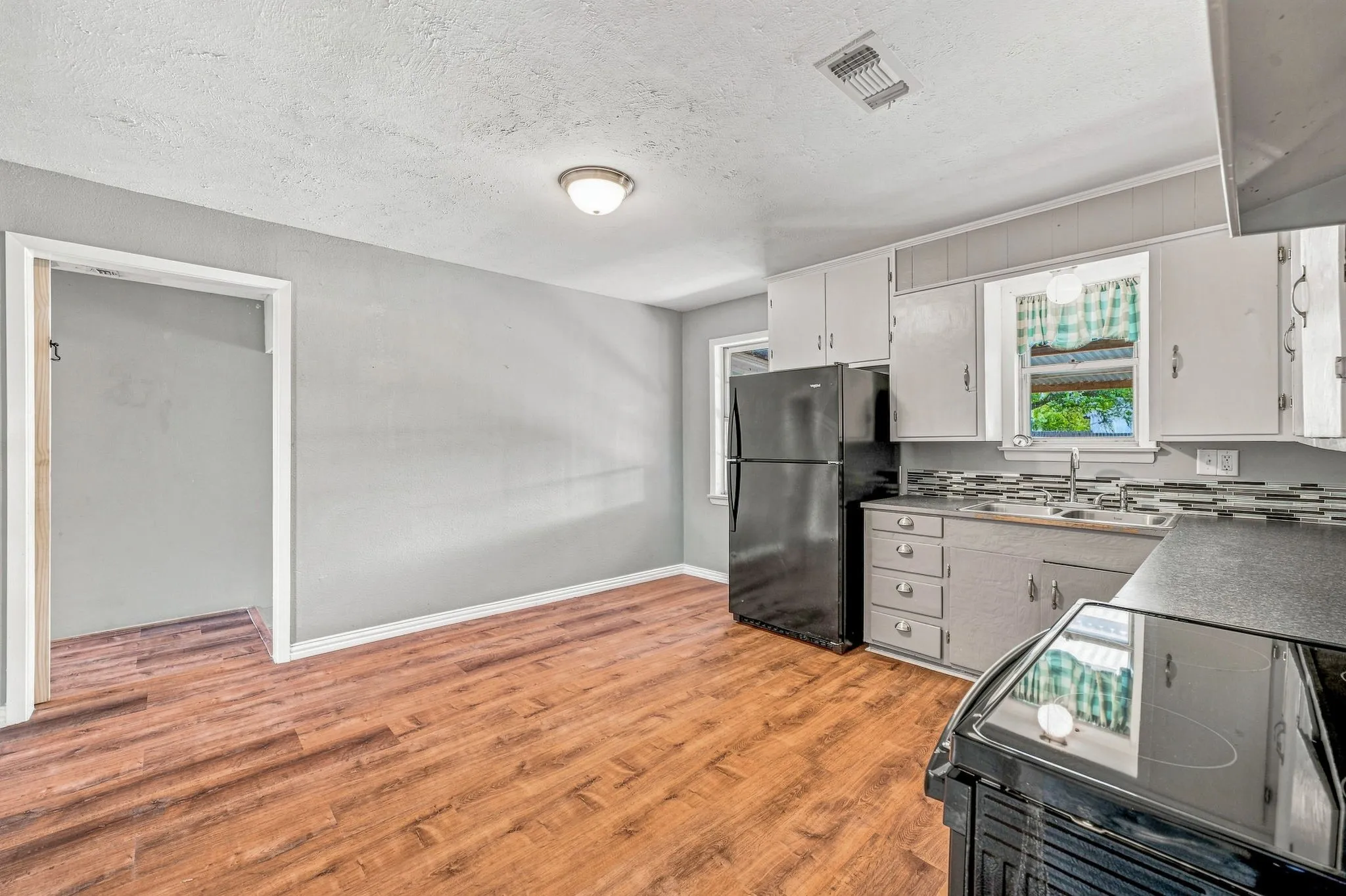 Single Family Residence For Sale in Erath County , 1397 N Estes Street, Stephenville, Texas 76401, 3 Bedroom, 2 Bathroom, Garage spaces, 1,328 Sqft, built in 1963, mls#21378560, Real Estate Agent in Stephenville, Homes For Sale in Erath county, Homes For Sale in Stephenville, Realtor in Stephenville Texas, Real Estate Brokerage Independent Realty Texas, Luminita Cordes Realtor