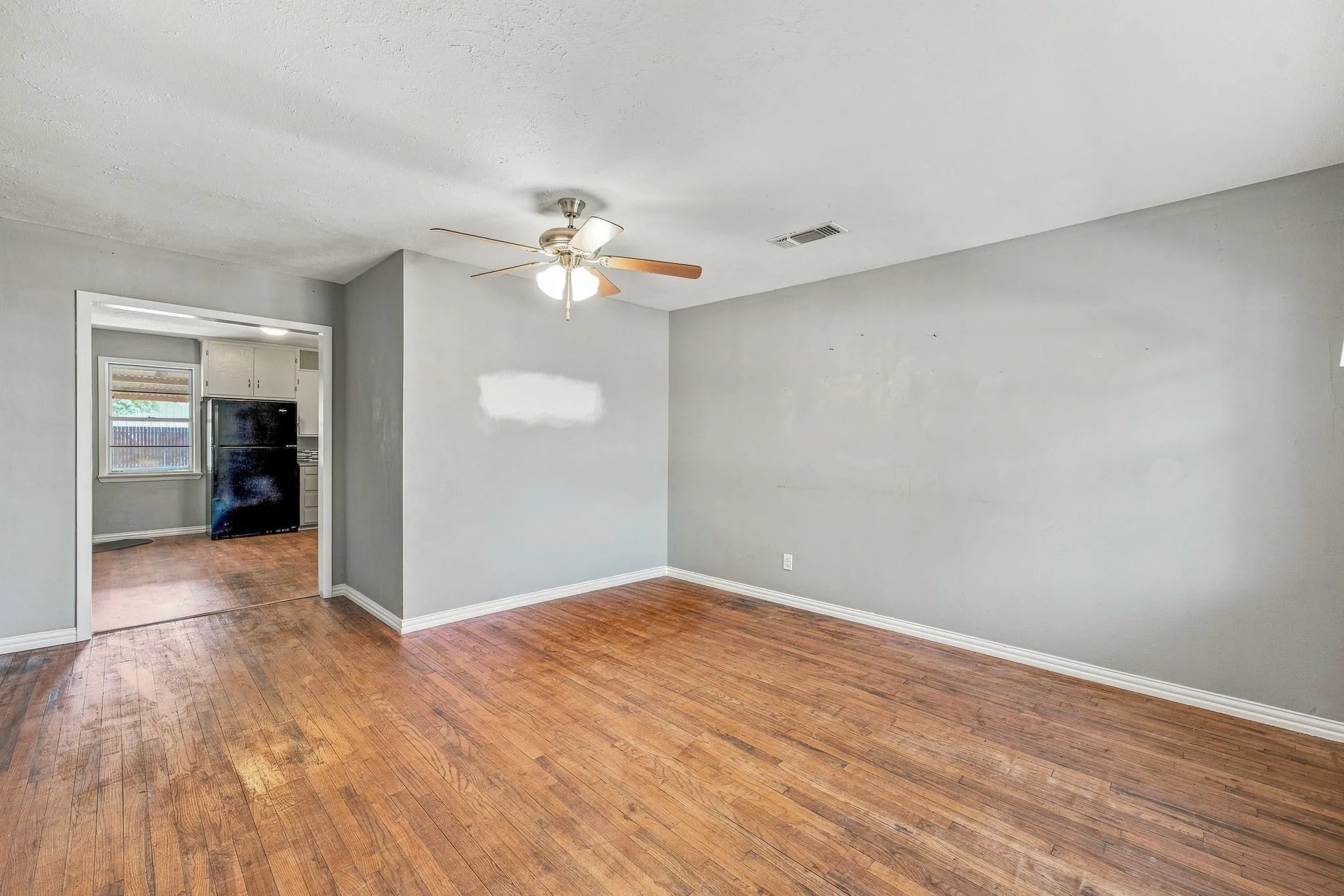 Single Family Residence For Sale in Erath County , 1397 N Estes Street, Stephenville, Texas 76401, 3 Bedroom, 2 Bathroom, Garage spaces, 1,328 Sqft, built in 1963, mls#21378560, Real Estate Agent in Stephenville, Homes For Sale in Erath county, Homes For Sale in Stephenville, Realtor in Stephenville Texas, Real Estate Brokerage Independent Realty Texas, Luminita Cordes Realtor