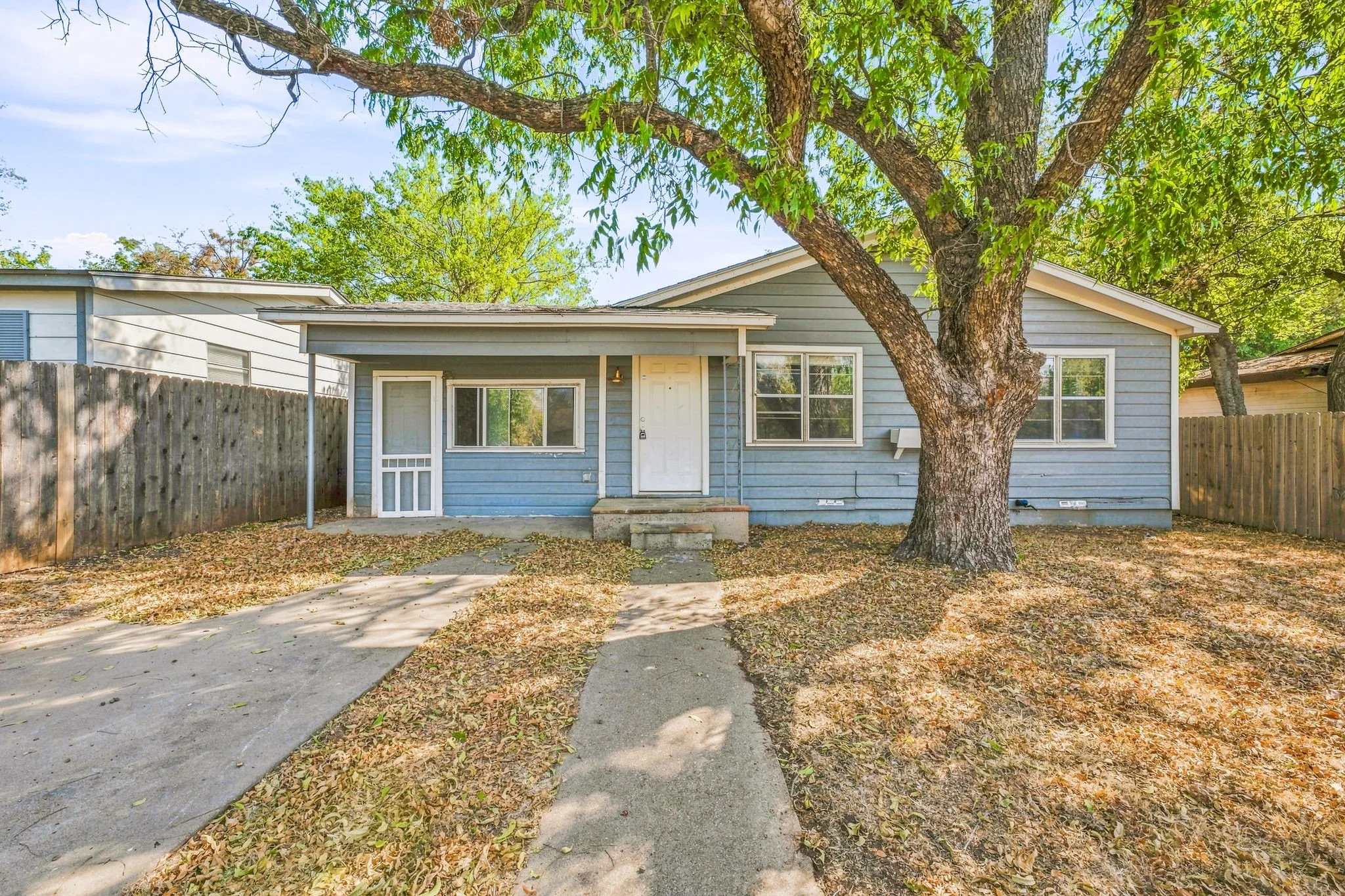 Single Family Residence For Sale in Erath County , 1397 N Estes Street, Stephenville, Texas 76401, 3 Bedroom, 2 Bathroom, Garage spaces, 1,328 Sqft, built in 1963, mls#21378560, Real Estate Agent in Stephenville, Homes For Sale in Erath county, Homes For Sale in Stephenville, Realtor in Stephenville Texas, Real Estate Brokerage Independent Realty Texas, Luminita Cordes Realtor