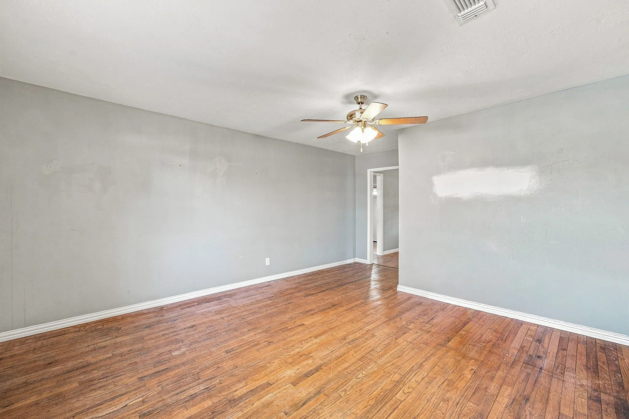Single Family Residence For Sale in Erath County , 1397 N Estes Street, Stephenville, Texas 76401, 3 Bedroom, 2 Bathroom, Garage spaces, 1,328 Sqft, built in 1963, mls#21378560, Real Estate Agent in Stephenville, Homes For Sale in Erath county, Homes For Sale in Stephenville, Realtor in Stephenville Texas, Real Estate Brokerage Independent Realty Texas, Luminita Cordes Realtor