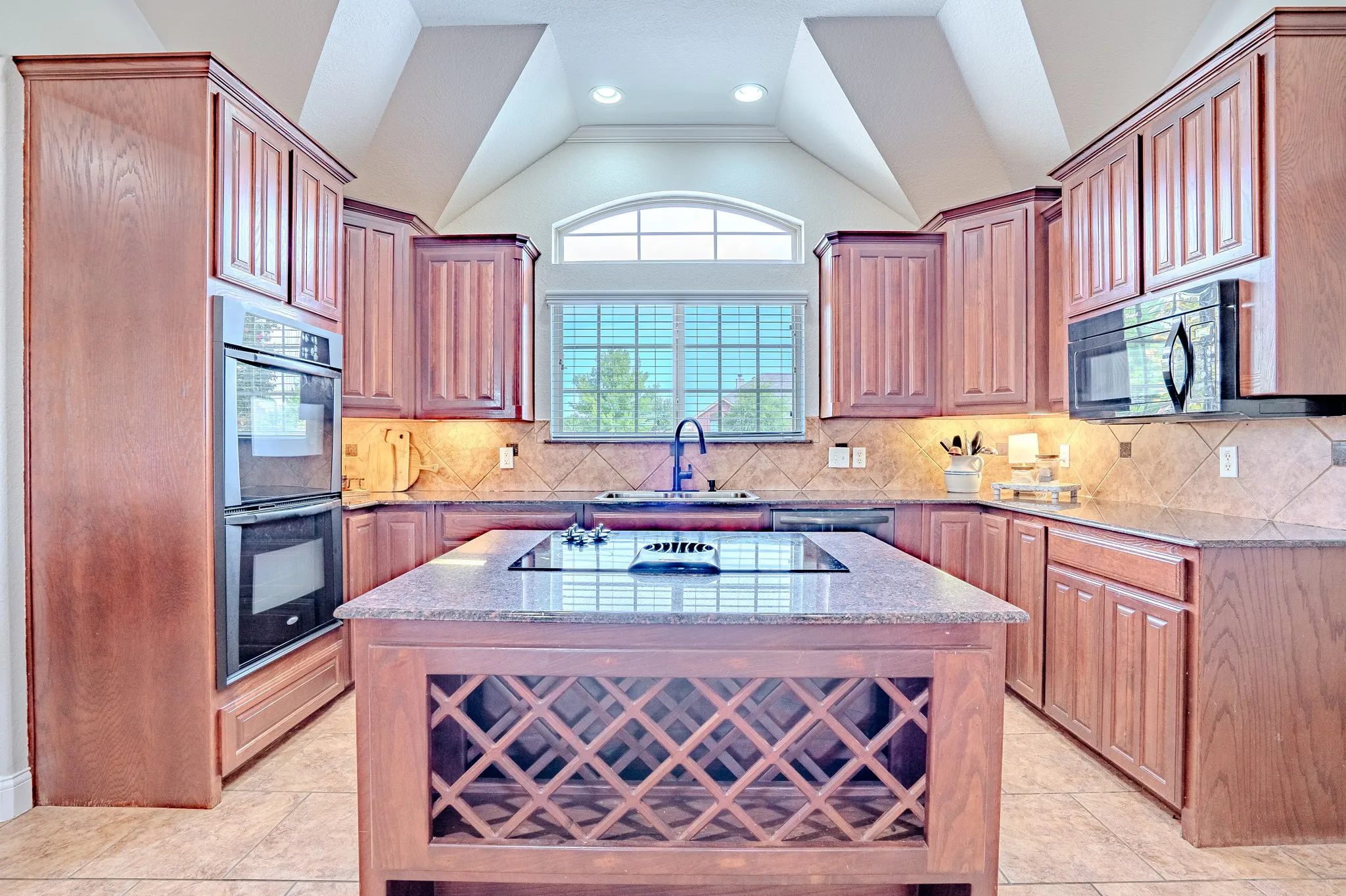 Single Family Residence For Sale in Parker County , 1236 Woodbridge Court, Willow Park, Texas 76087, 4 Bedroom, 3 Bathroom, 3 Garage spaces, 3,006 Sqft, built in 2007, mls#21382252, Real Estate Agent in Willow Park, Homes For Sale in Parker county, Homes For Sale in Willow Park, Realtor in Willow Park Texas, Real Estate Brokerage Independent Realty Texas, Luminita Cordes Realtor