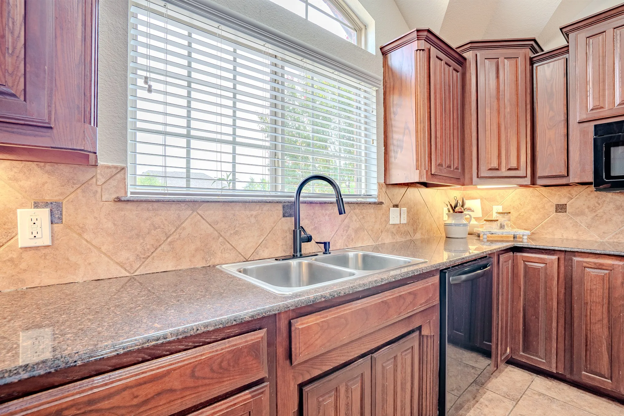 Single Family Residence For Sale in Parker County , 1236 Woodbridge Court, Willow Park, Texas 76087, 4 Bedroom, 3 Bathroom, 3 Garage spaces, 3,006 Sqft, built in 2007, mls#21382252, Real Estate Agent in Willow Park, Homes For Sale in Parker county, Homes For Sale in Willow Park, Realtor in Willow Park Texas, Real Estate Brokerage Independent Realty Texas, Luminita Cordes Realtor